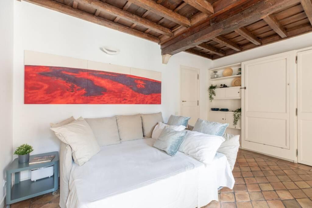 iFlat Navona Bright Studio