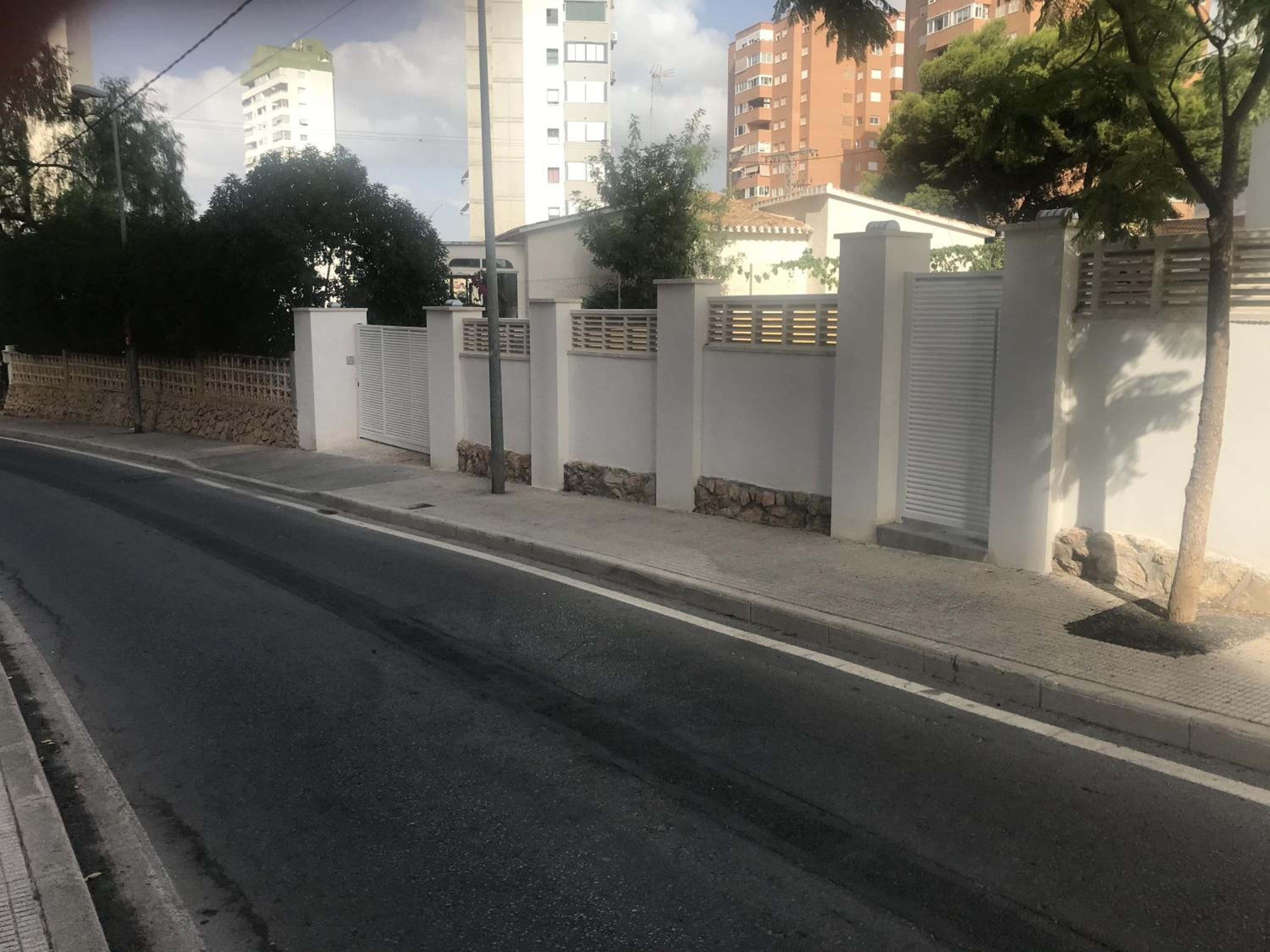 Casa MYA con terreno privado y parking compartido - a 800m de Playa Poniente