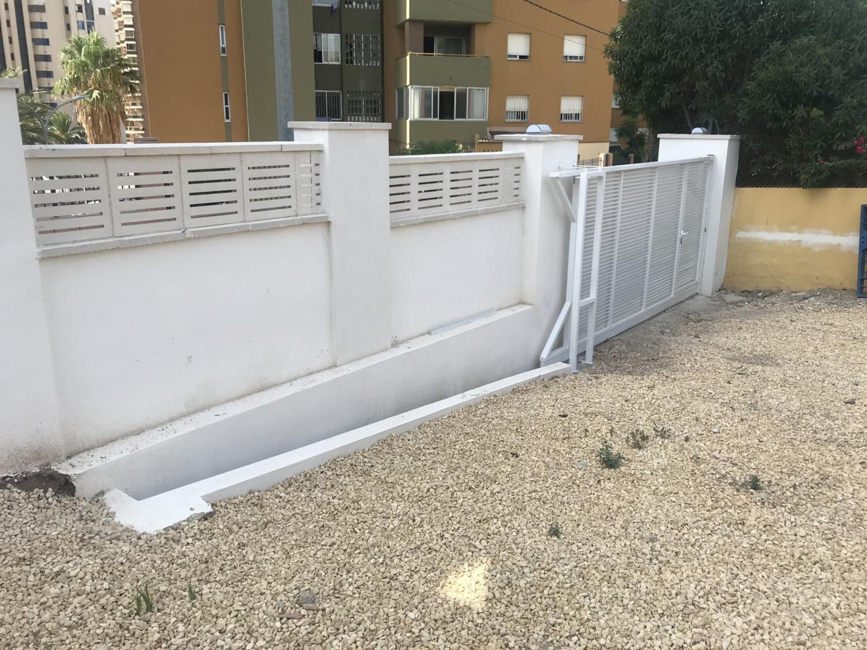 Casa MYA con terreno privado y parking compartido - a 800m de Playa Poniente