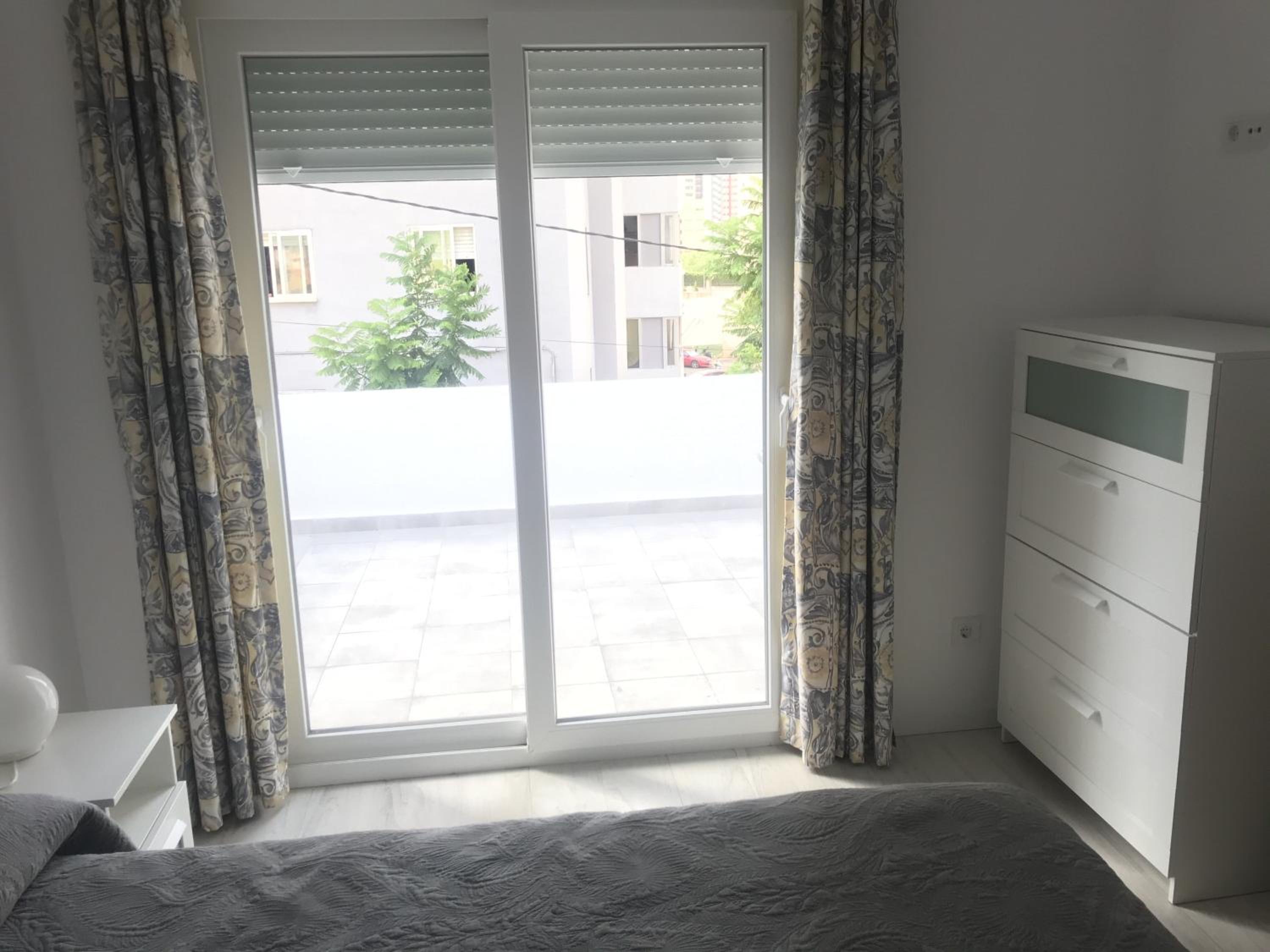 Casa MYA con terreno privado y parking compartido - a 800m de Playa Poniente