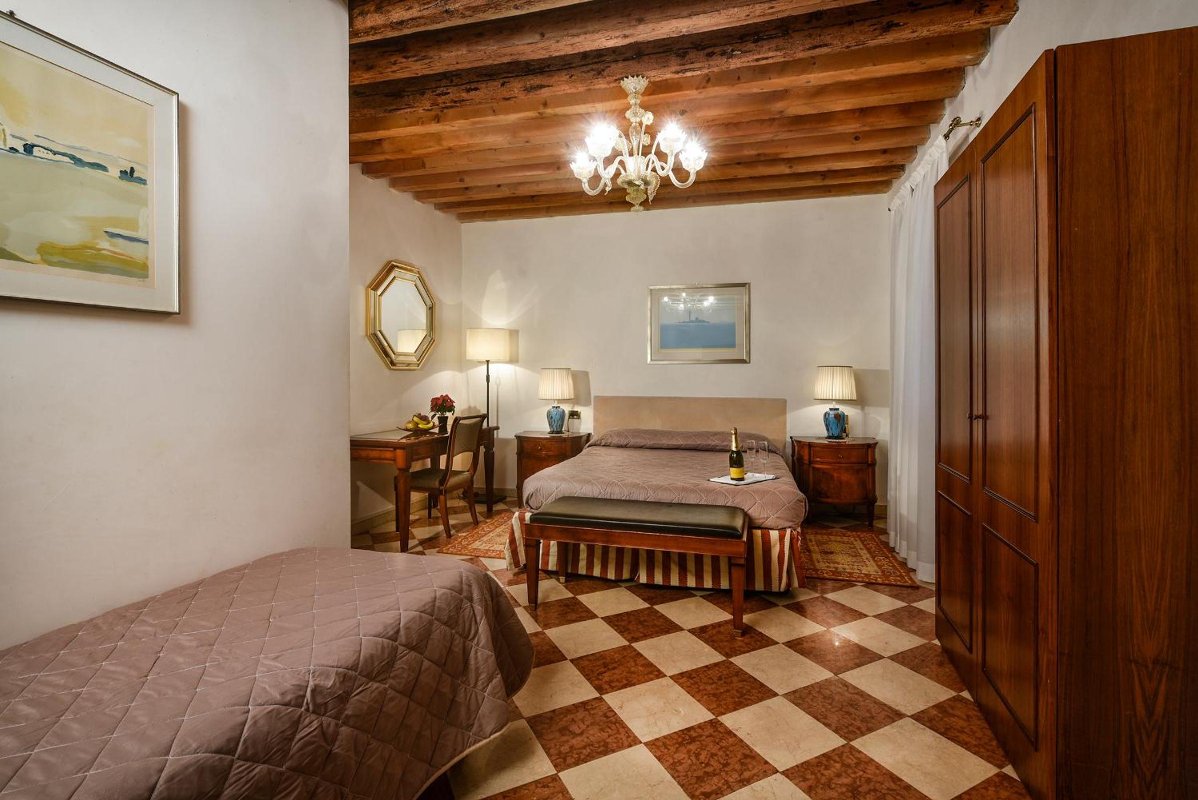 Anzolo Palace - Rooms & Apartments