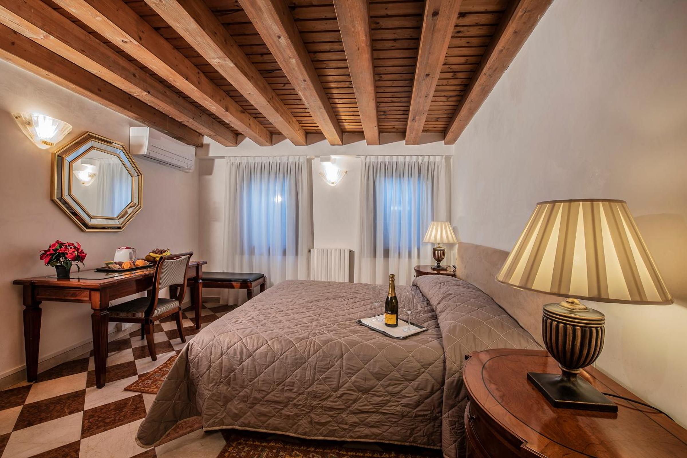 Anzolo Palace - Rooms & Apartments