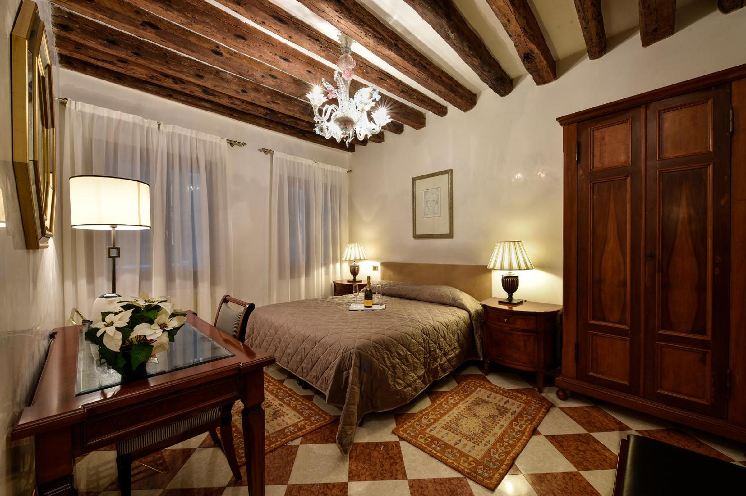 Anzolo Palace - Rooms & Apartments