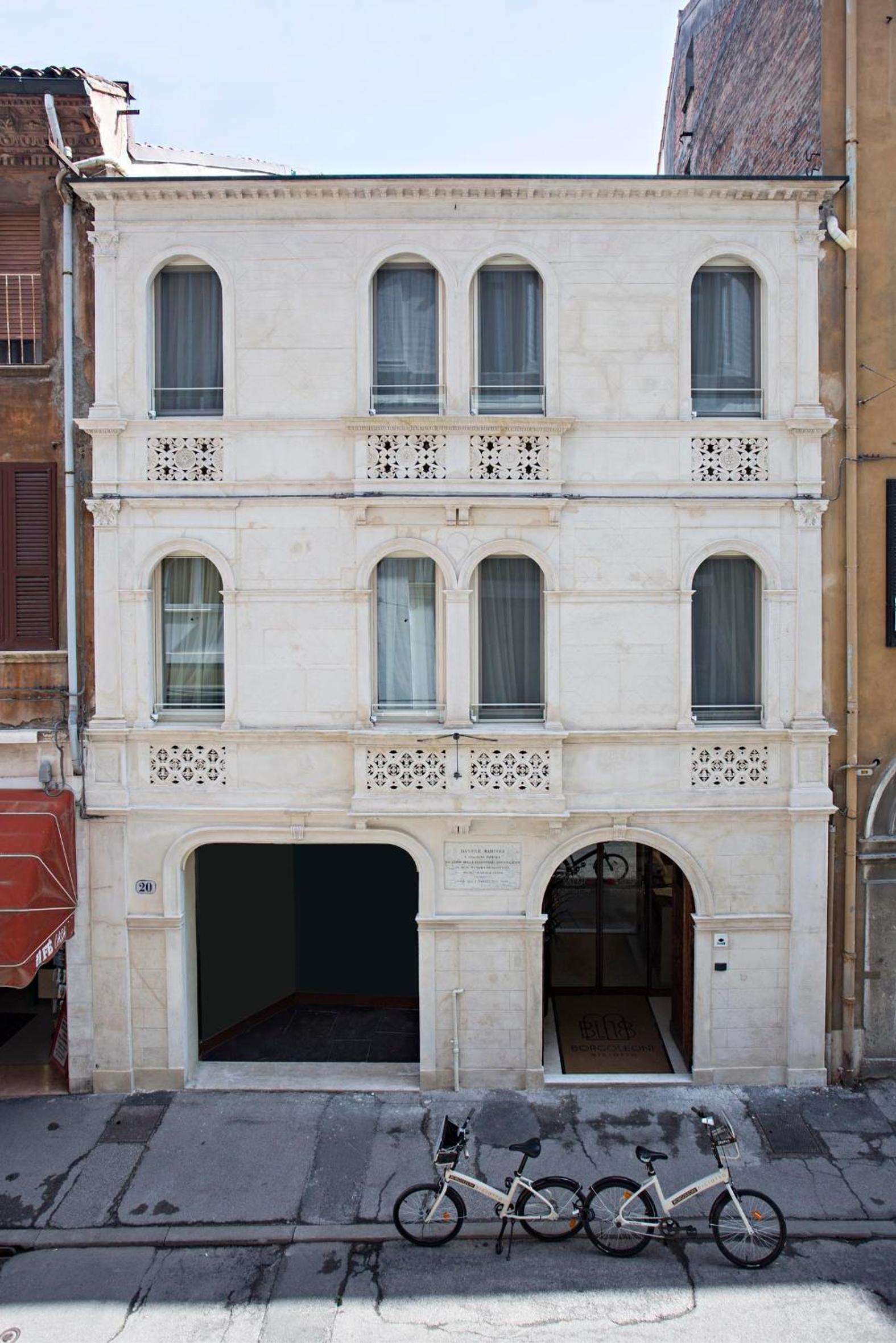 Borgoleoni 18 - Room and Breakfast