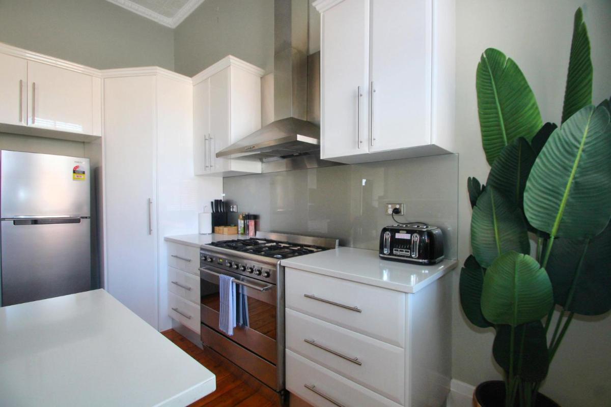 Waterviews - Hidden Gem in CBD - Sleeps 10 view 2