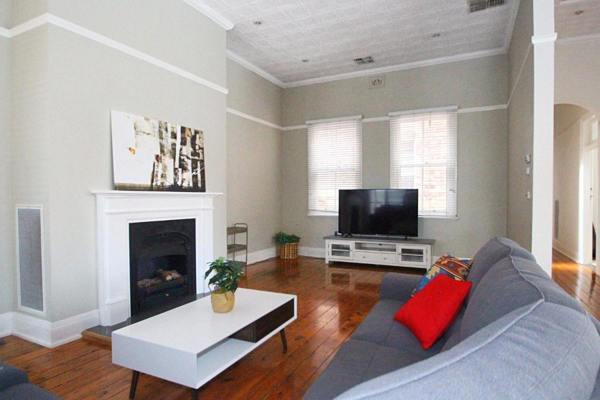 Waterviews - Hidden Gem in CBD - Sleeps 10 view 4