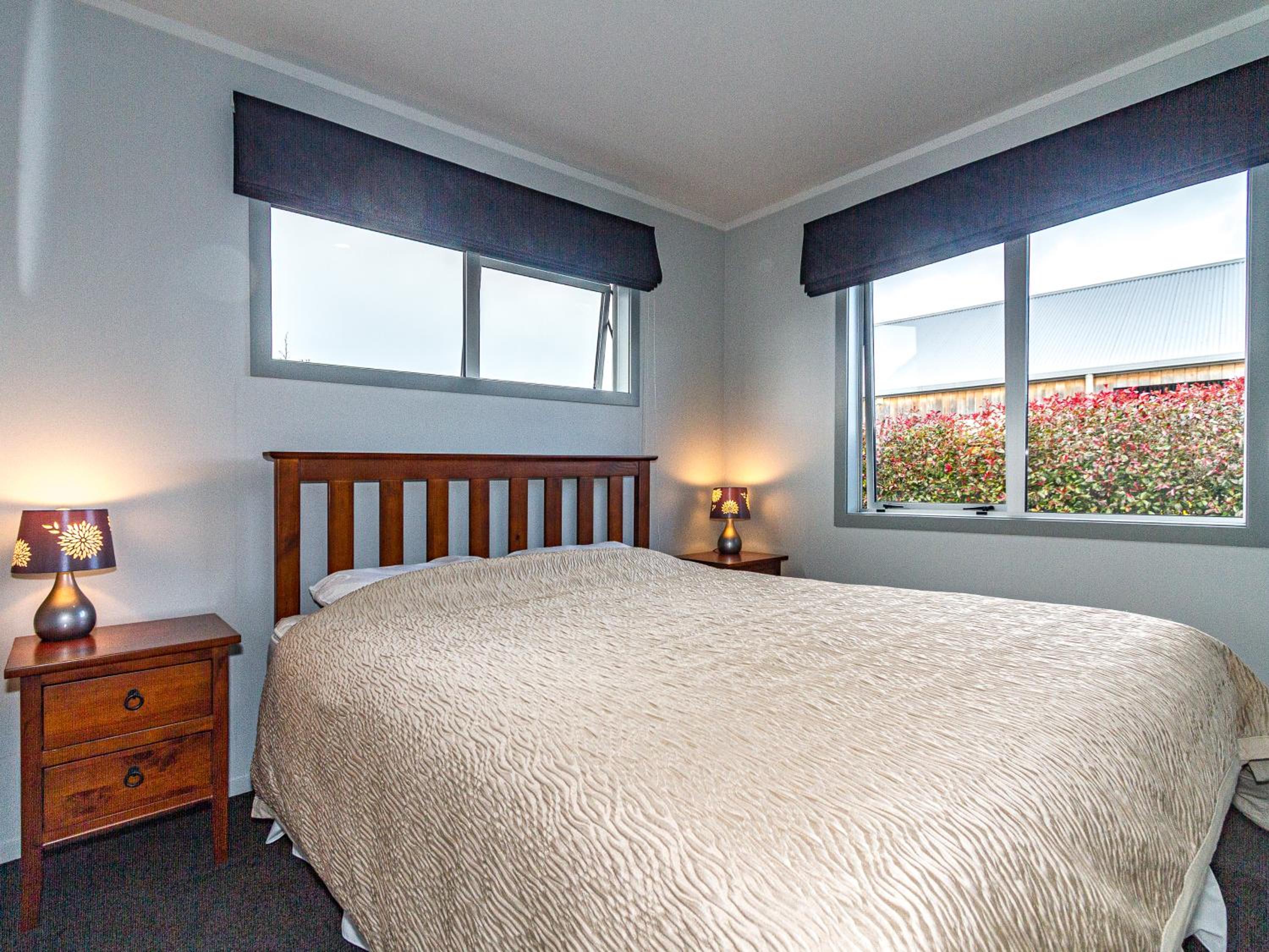 Sunshine and Snow Lodge - Ohakune Holiday Home view 5