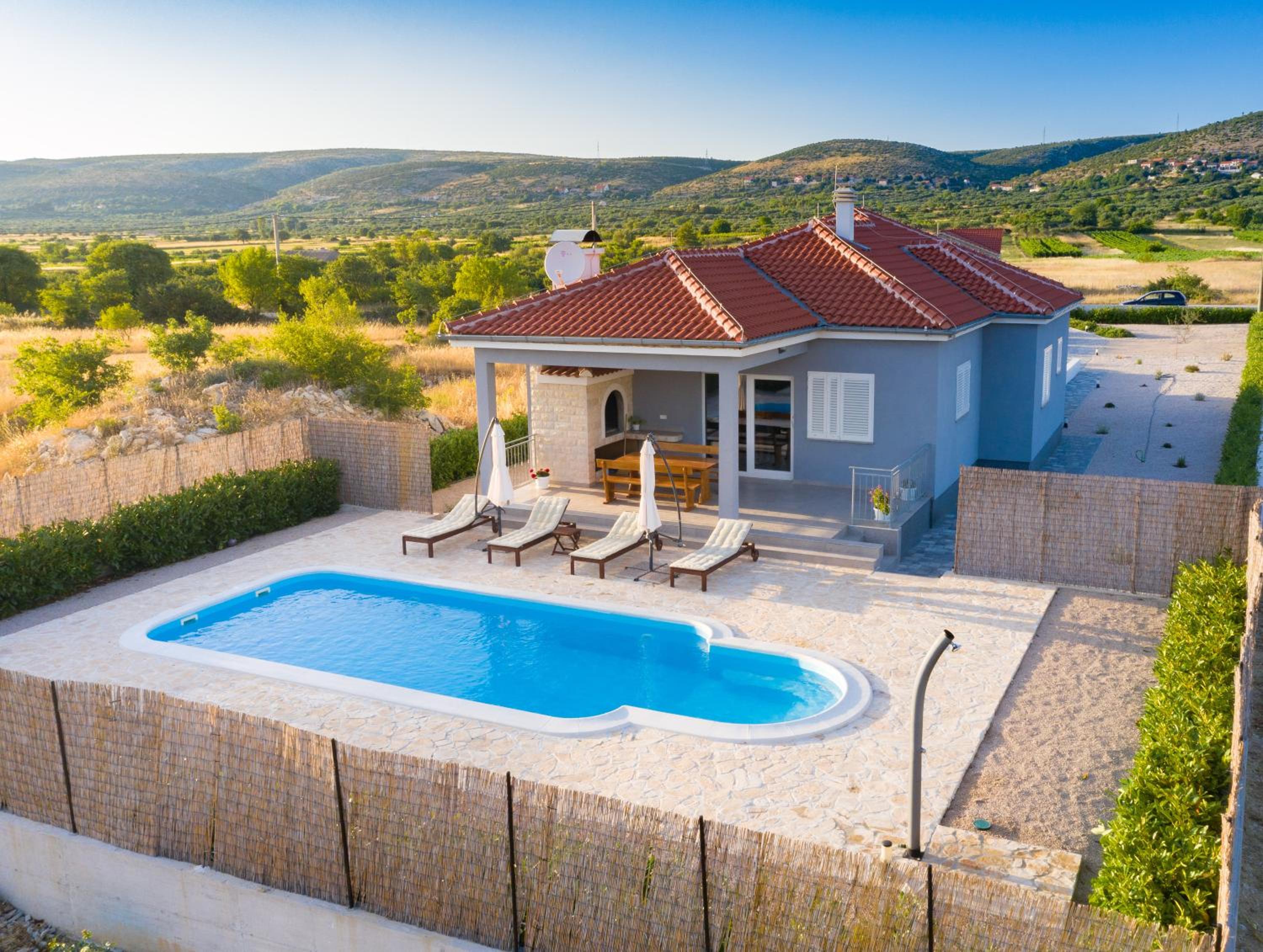 Modern Guest House Rak with beautiful pool view 4