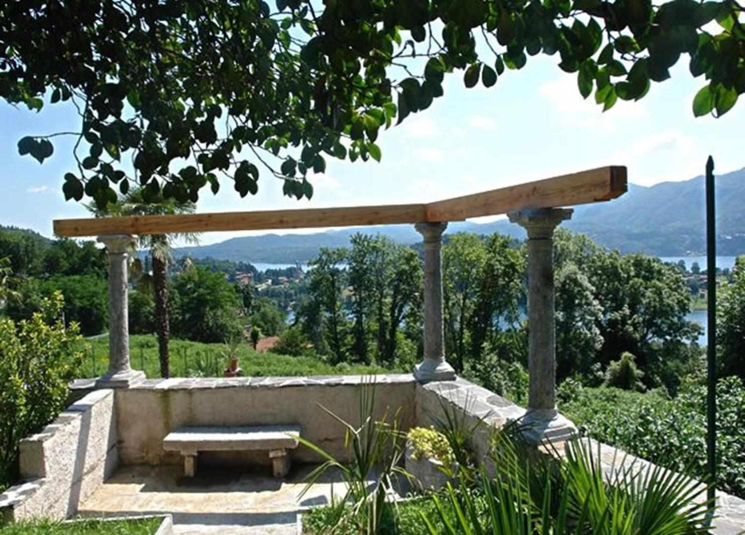 Domus Cusiana complesso vista lago e piscina view 4