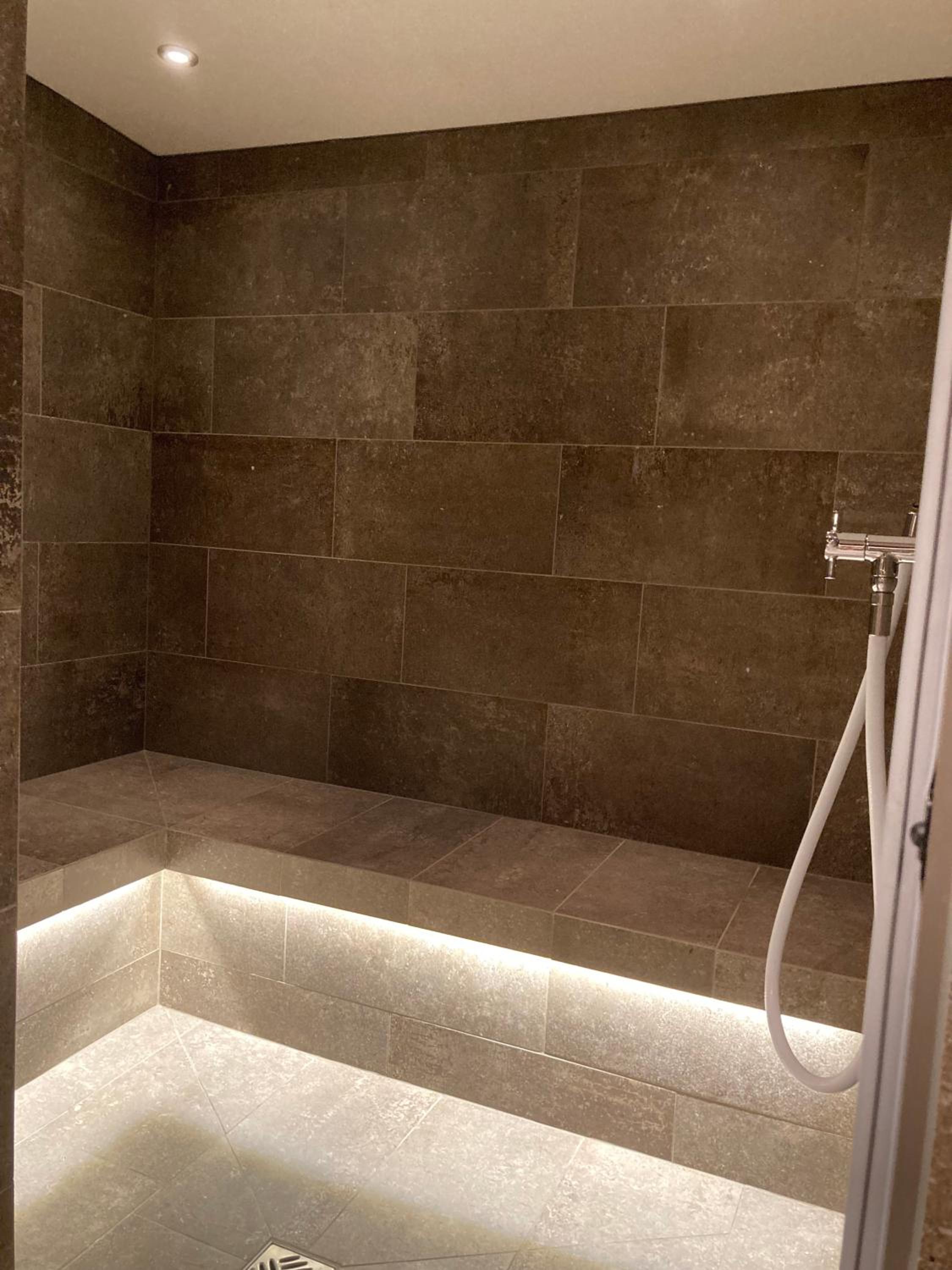 HAHNENKAMM SUITE Central Luxury SKI-IN SKI-OUT with Spa, parking & fireplace