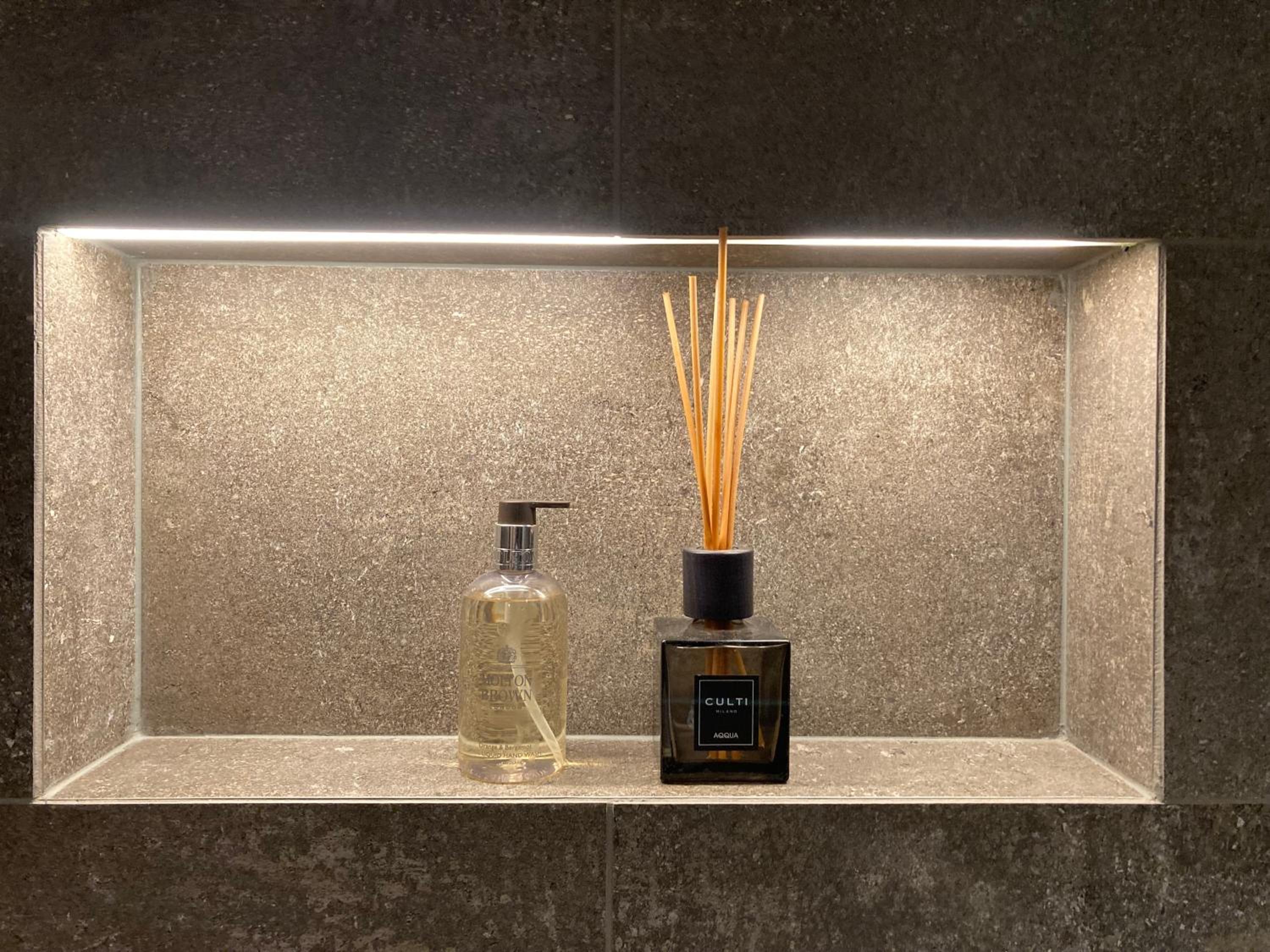 HAHNENKAMM SUITE Central Luxury SKI-IN SKI-OUT with Spa, parking & fireplace