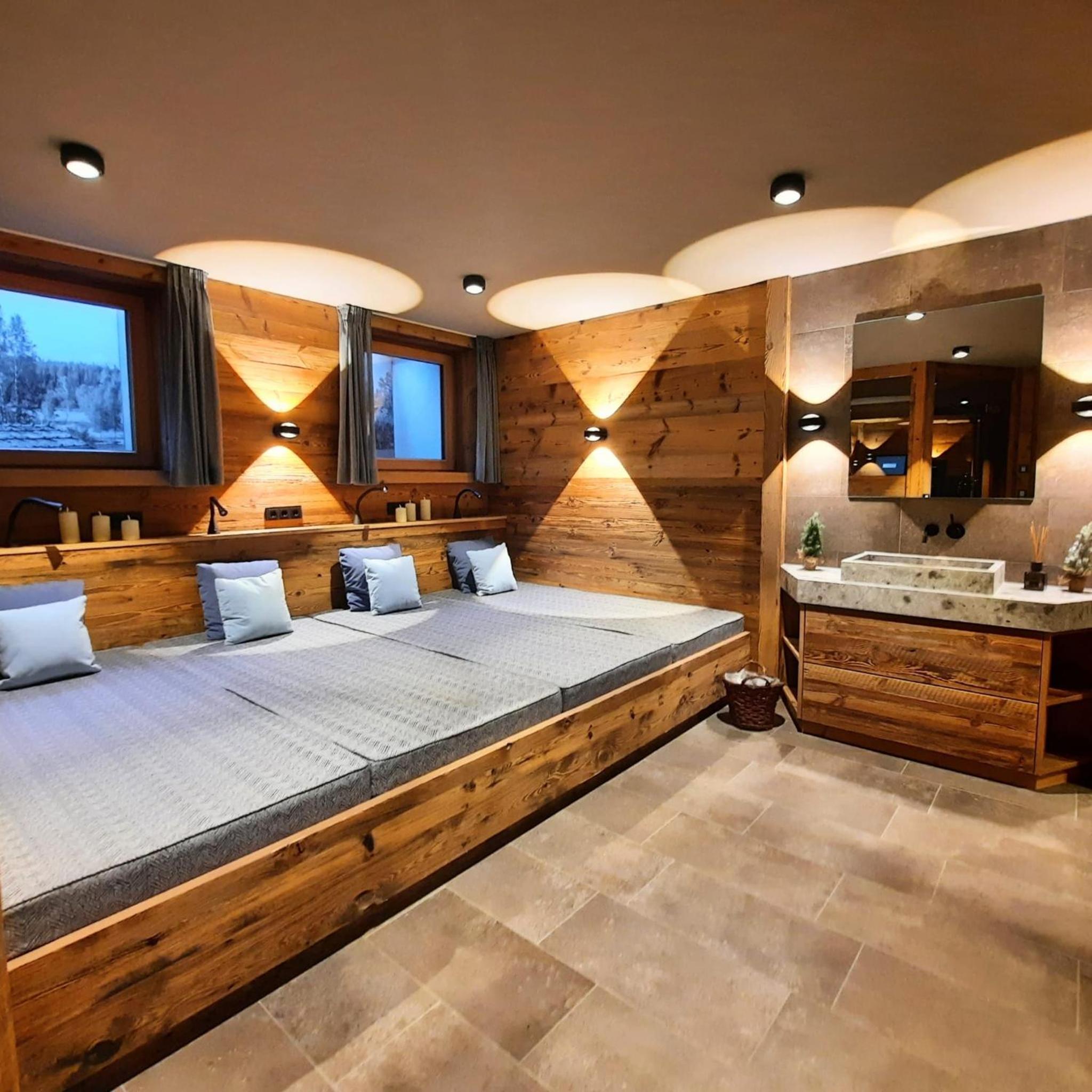 HAHNENKAMM SUITE Central Luxury SKI-IN SKI-OUT with Spa, parking & fireplace
