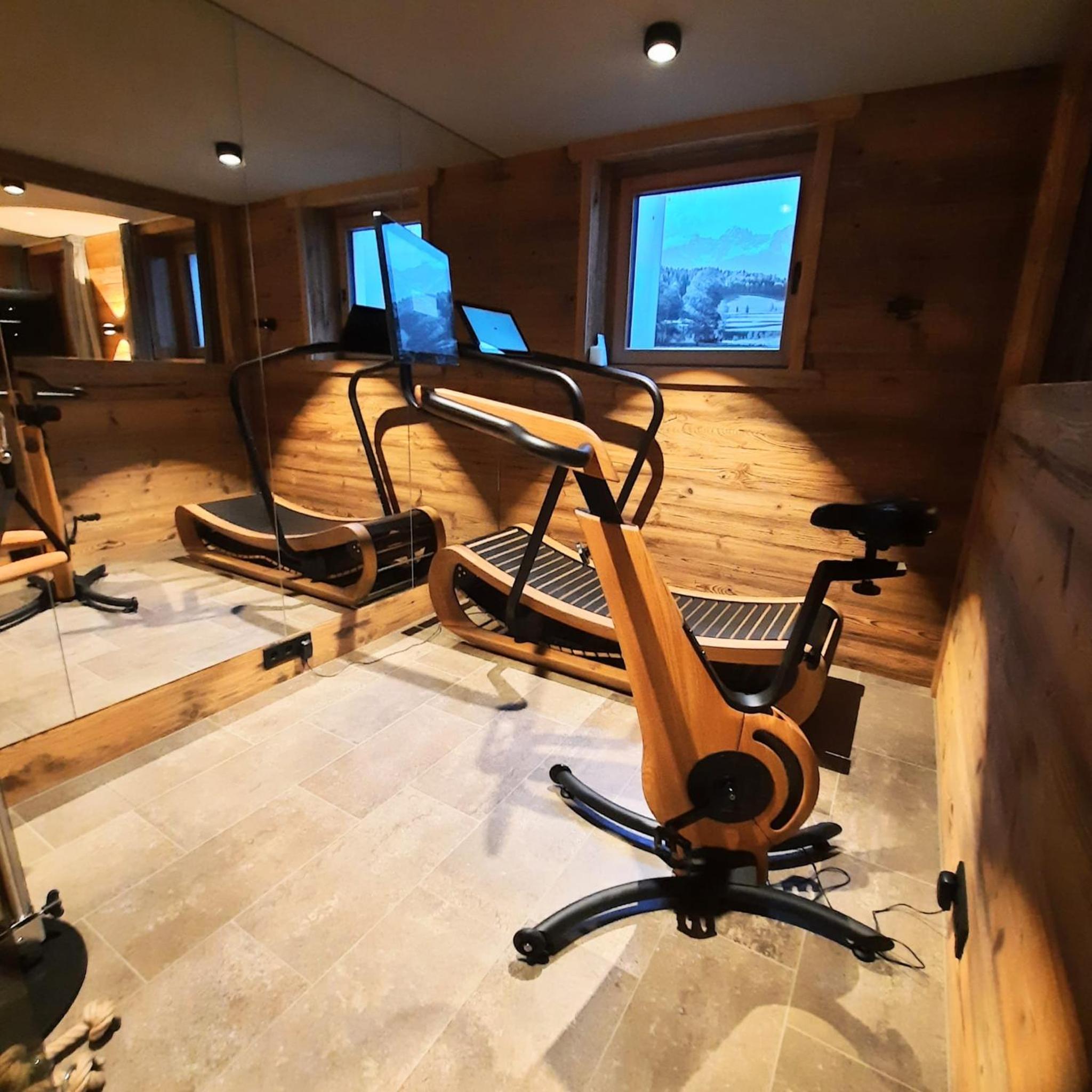 HAHNENKAMM SUITE Central Luxury SKI-IN SKI-OUT with Spa, parking & fireplace