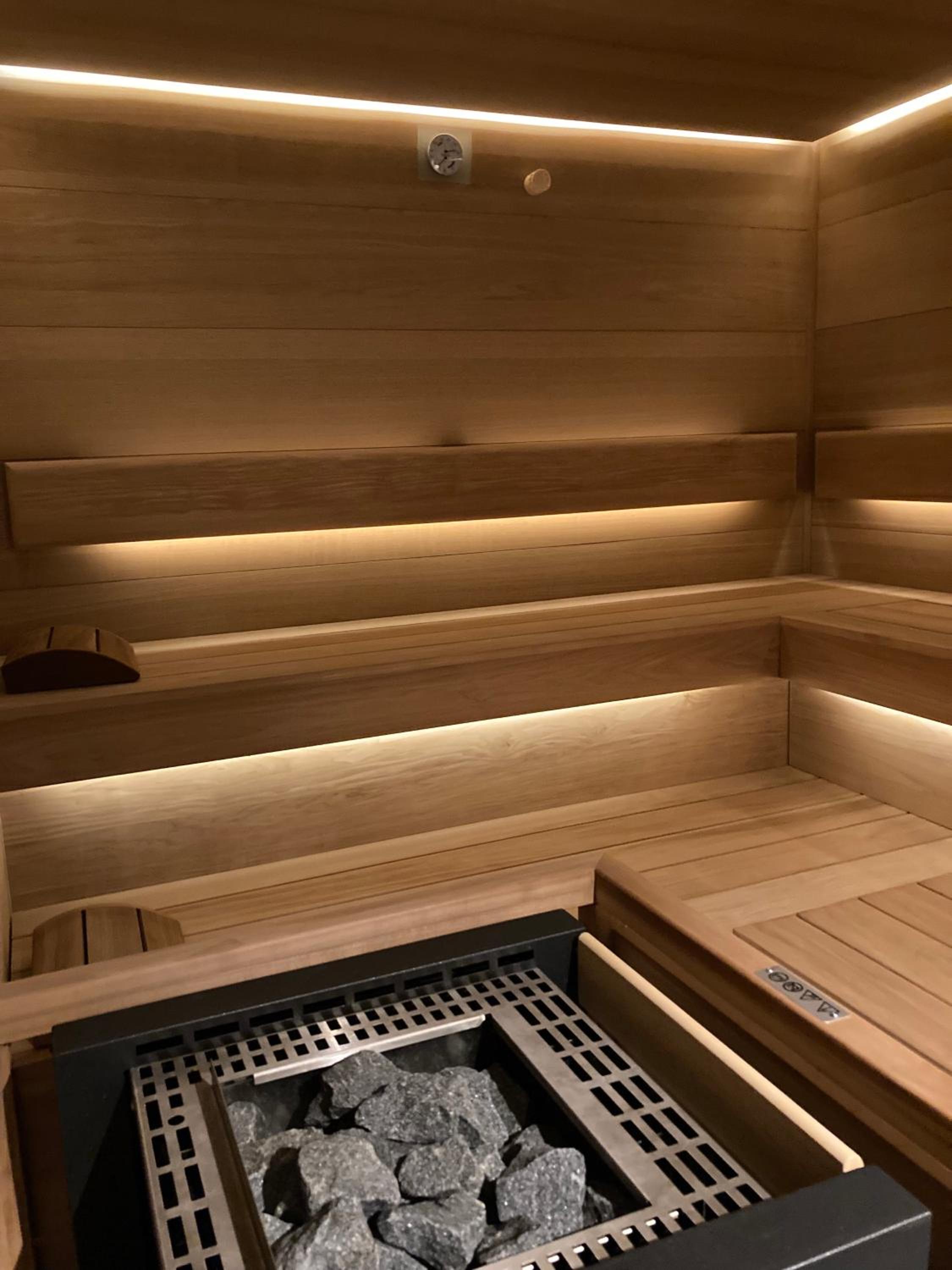 HAHNENKAMM SUITE Central Luxury SKI-IN SKI-OUT with Spa, parking & fireplace