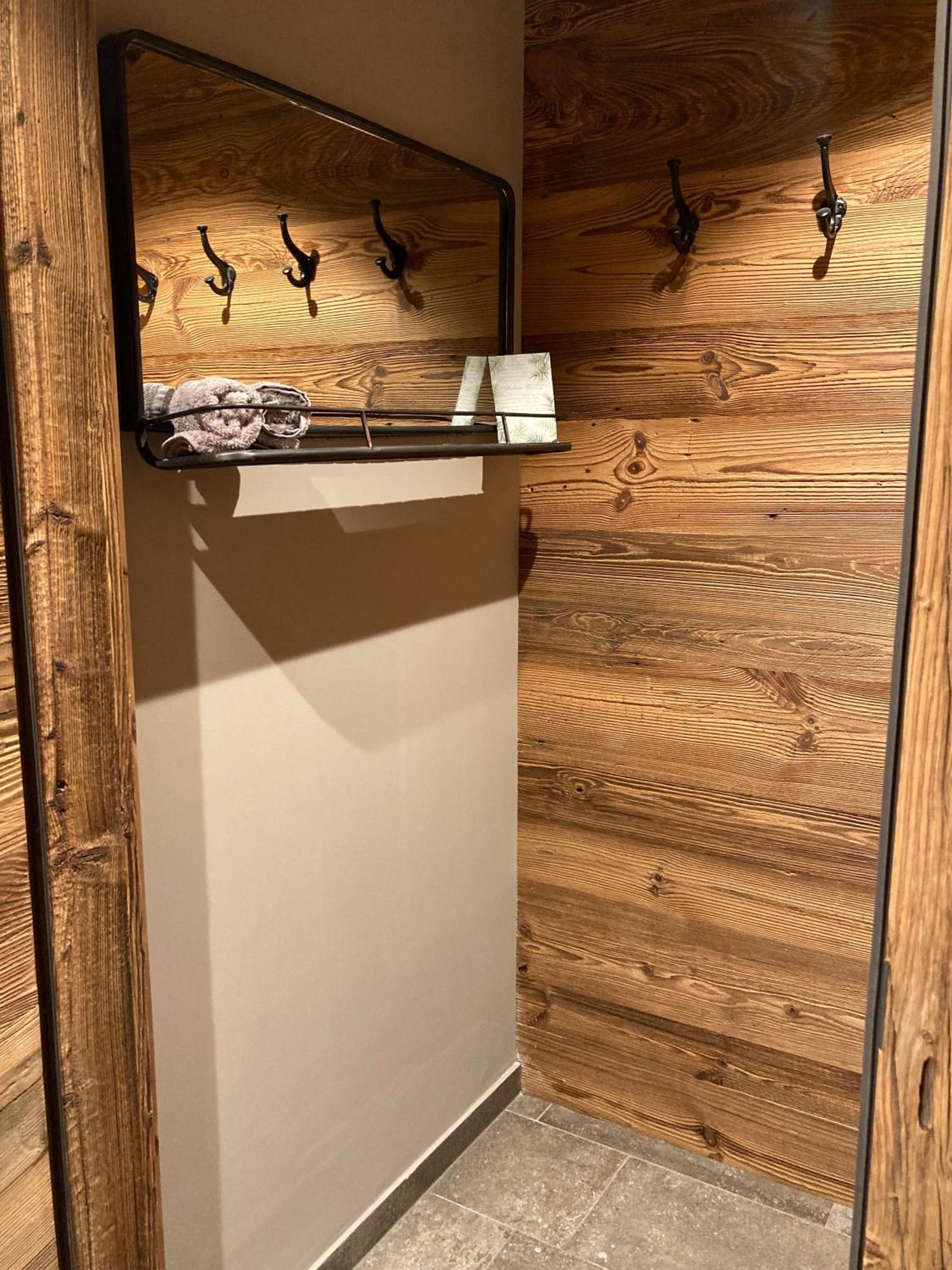 HAHNENKAMM SUITE Central Luxury SKI-IN SKI-OUT with Spa, parking & fireplace