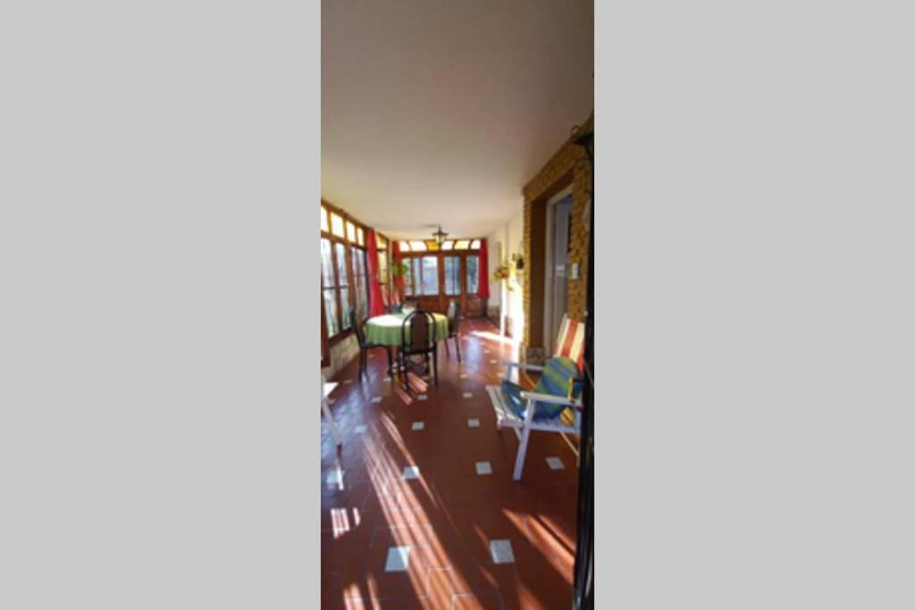 Casona LA FLORIDA con parque y pileta, a una cuadra del río