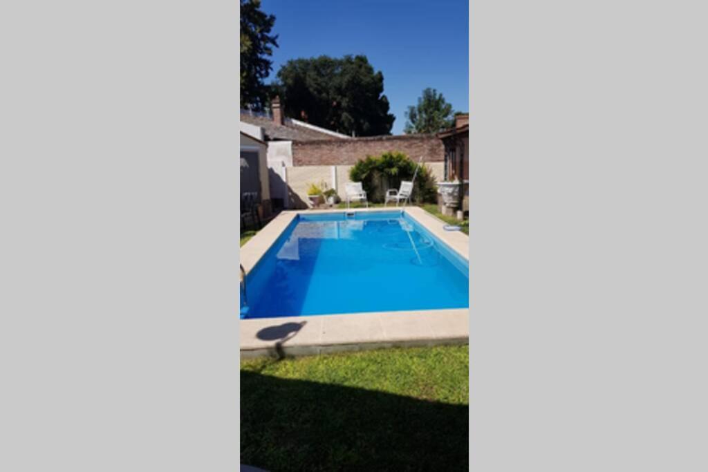 Casona LA FLORIDA con parque y pileta, a una cuadra del río