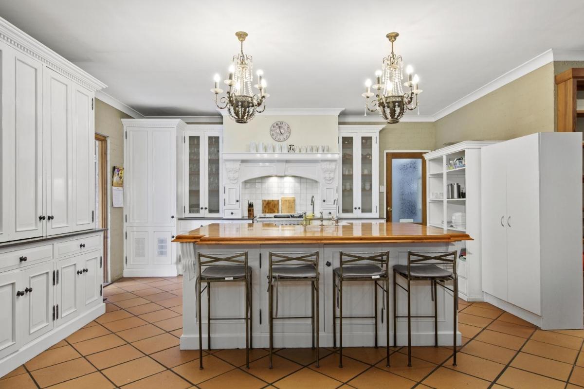 Thistle Hill Guesthouse - walk to many wineries and restaurants
