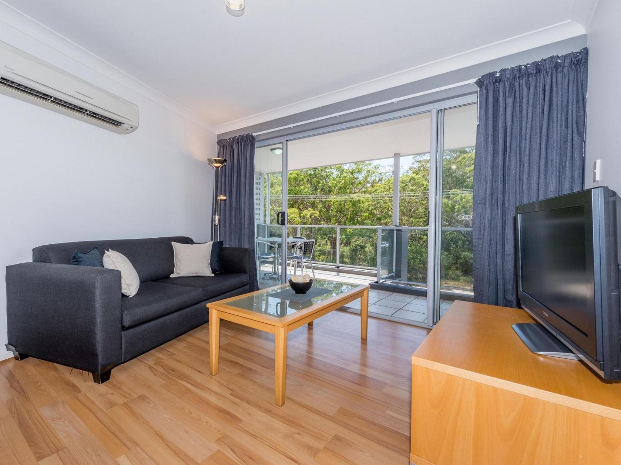 Shoal Bay Beach Apartments 18 fantastic air conditioned unit with a pool and lift view 2