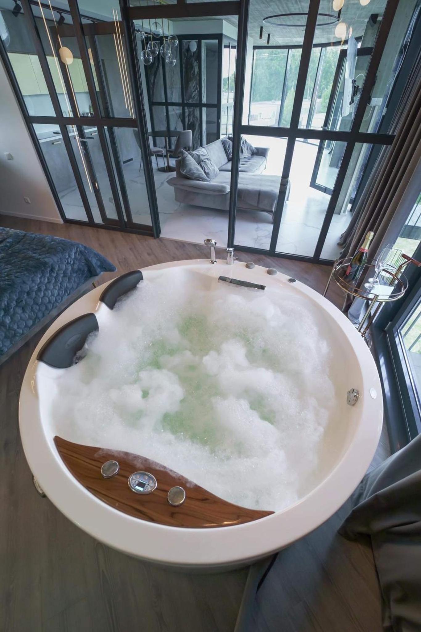 Hotel Exclusive Jacuzzi Apartaments Klaipėda - Image 1