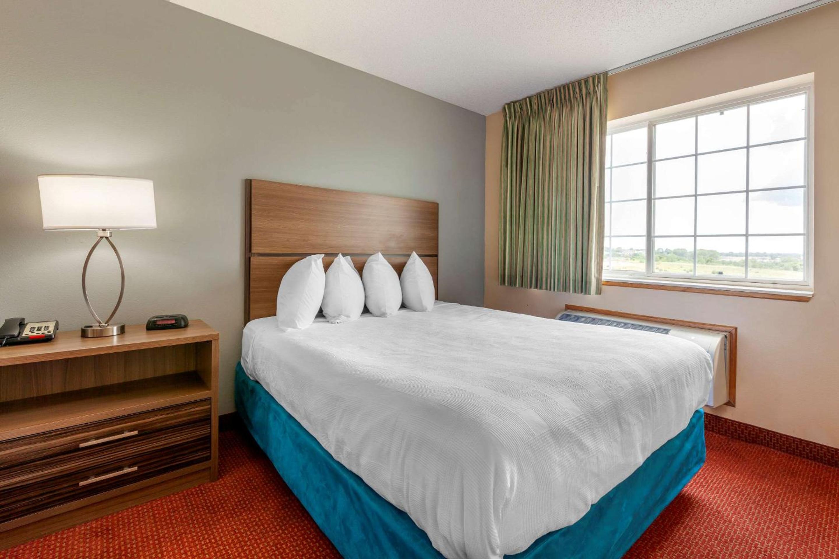 MainStay Suites Dubuque at Hwy 20 view 5