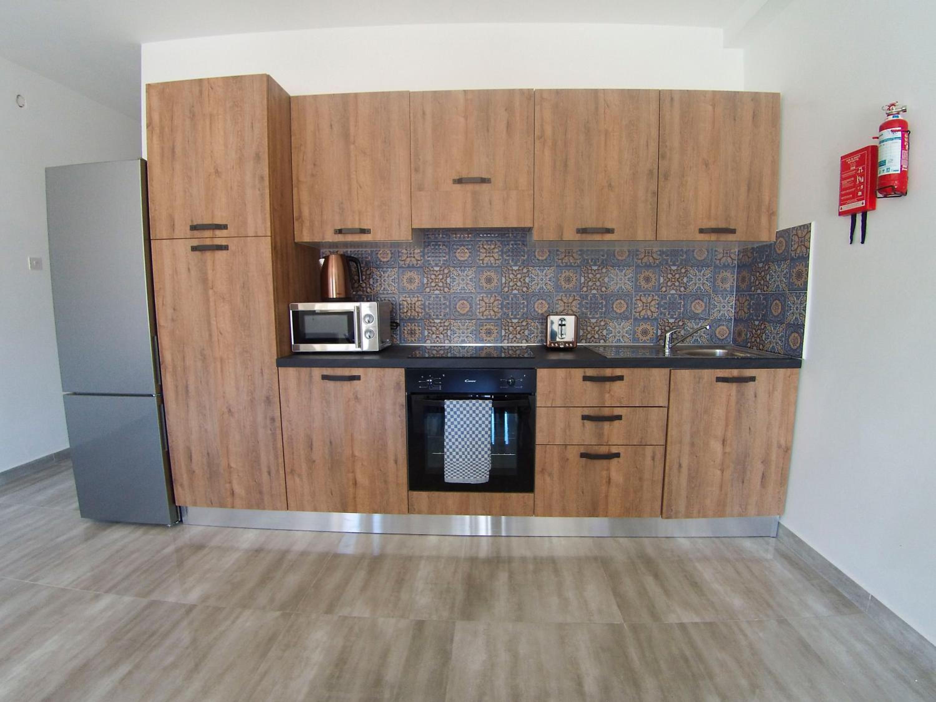 F7 Room 3, Private Bedroom two single beds shared bathroom in shared Flat view 3