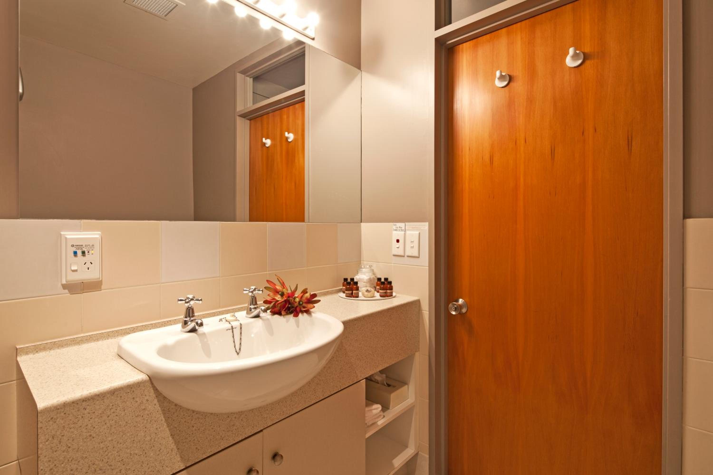 Spinnaker Bay Apartments