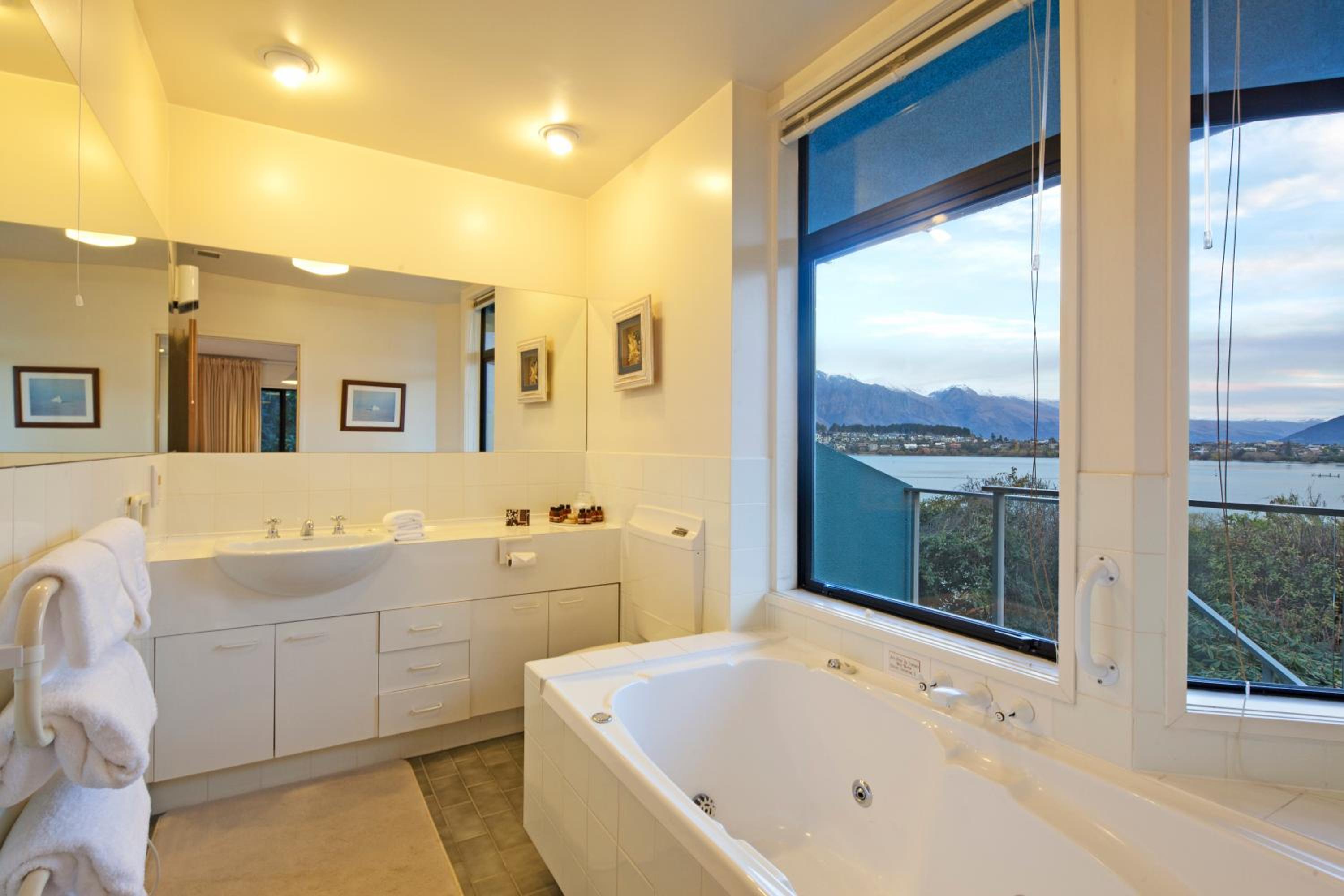 Spinnaker Bay Apartments