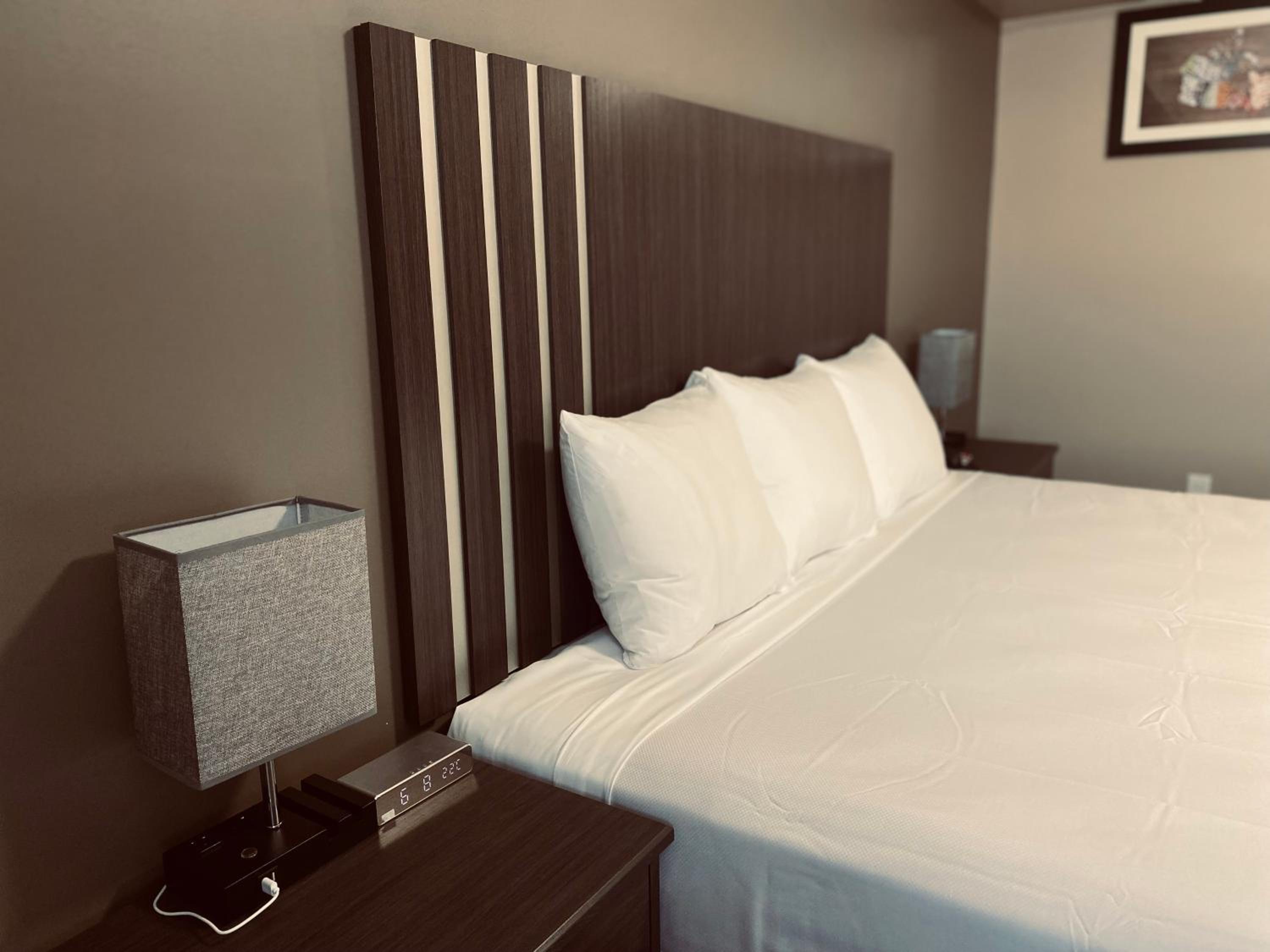 Econo Lodge - Image 2