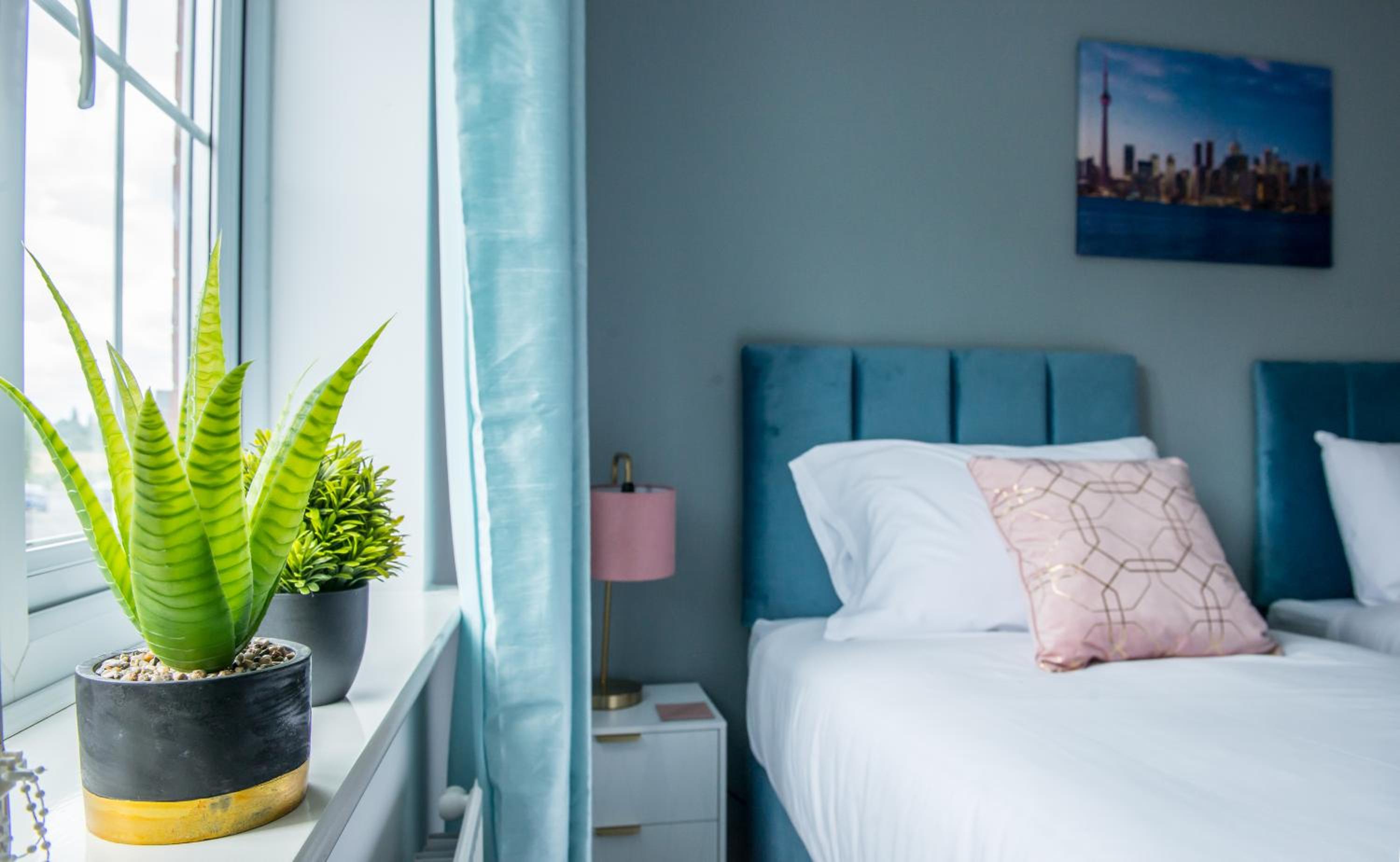 FURNISHED 3 BEDROOM HOUSE, SLEEPS 6, FREE PARKING, Near NEC view 5