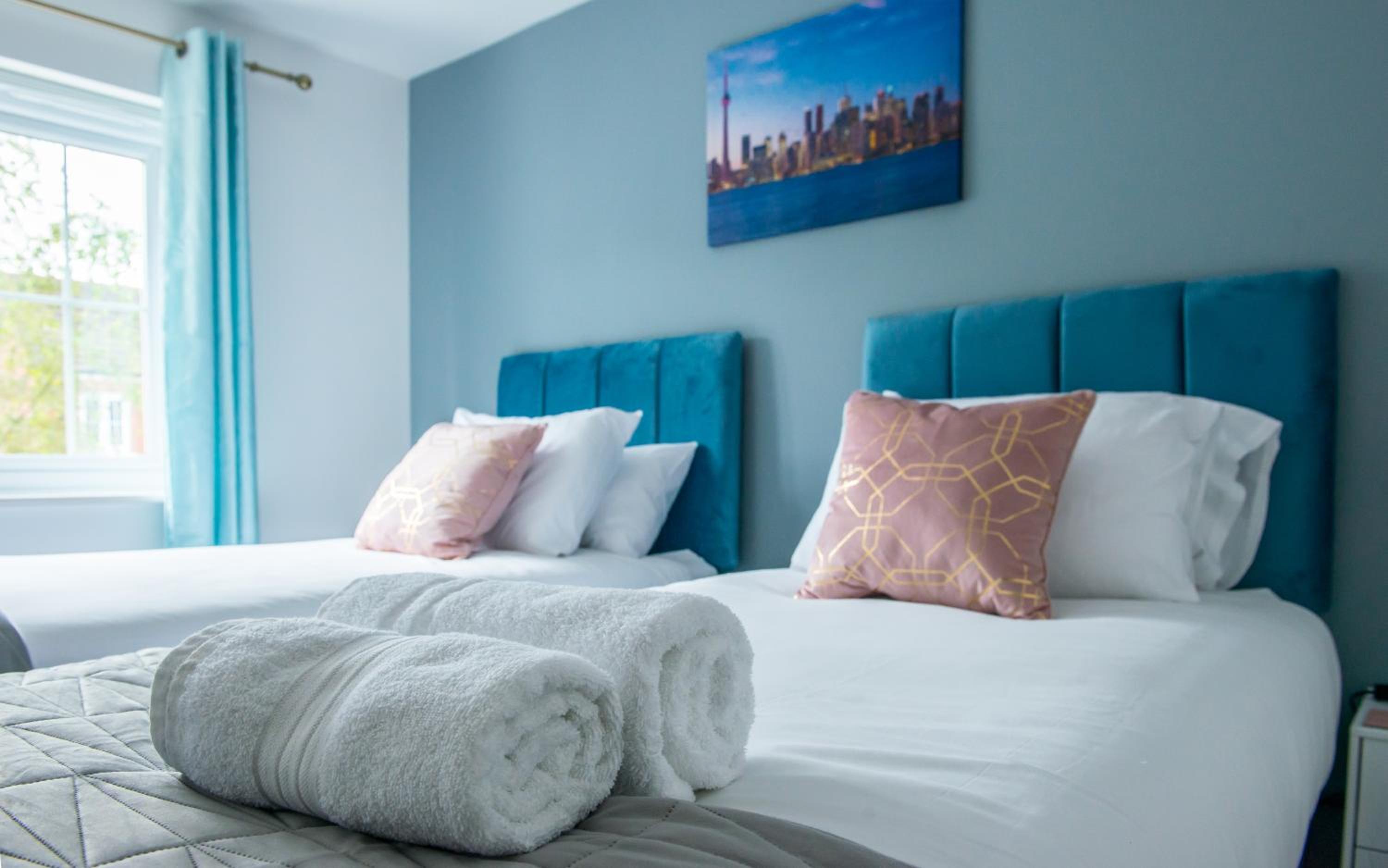 FURNISHED 3 BEDROOM HOUSE, SLEEPS 6, FREE PARKING, Near NEC view 2