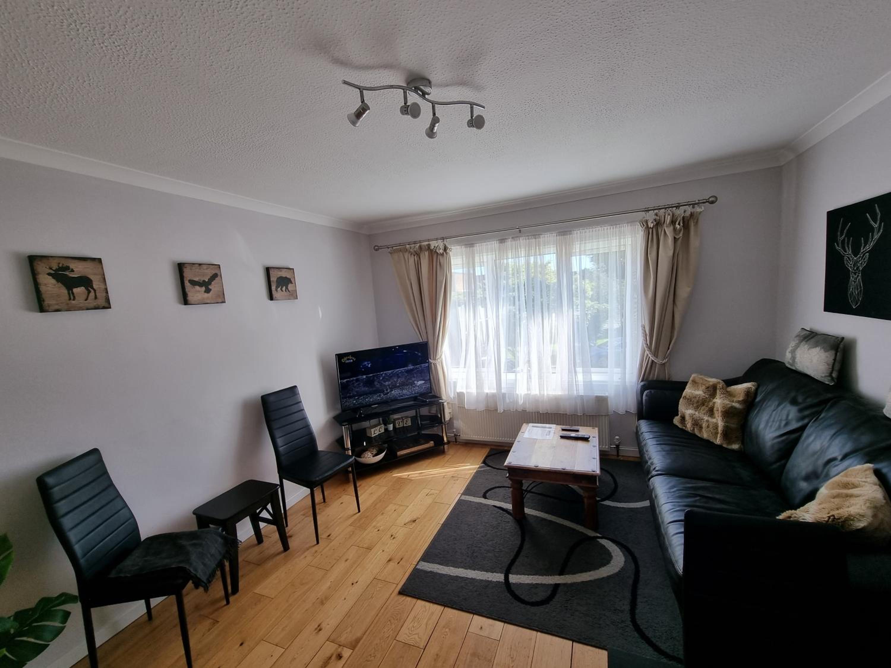 2 Bedrooms - 3 Beds - Free Parking - 168 view 3