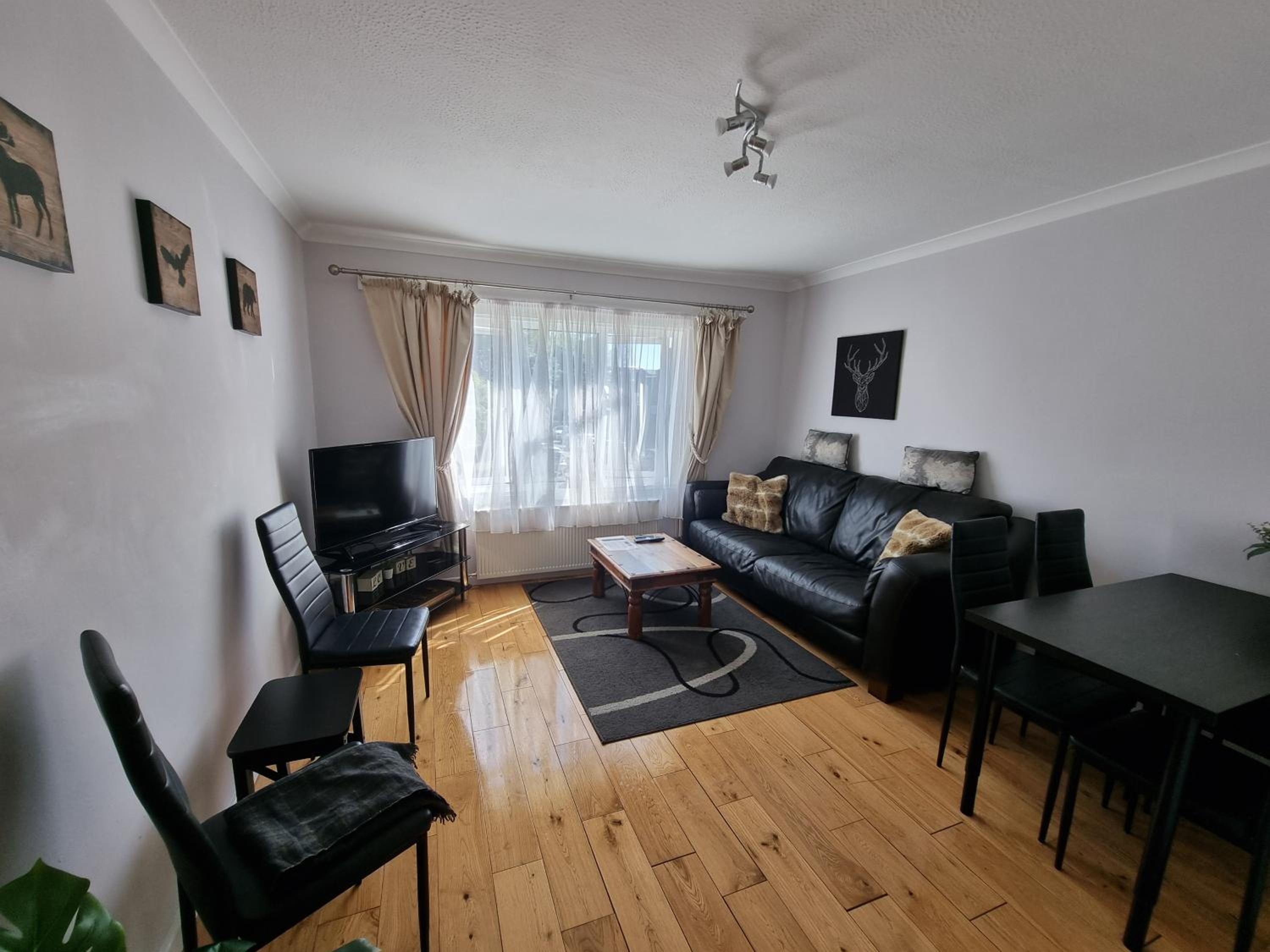 2 Bedrooms - 3 Beds - Free Parking - 168 view 5