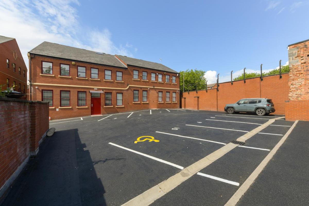 Nottingham City Centre Short Stay Apartments with Parking view 5