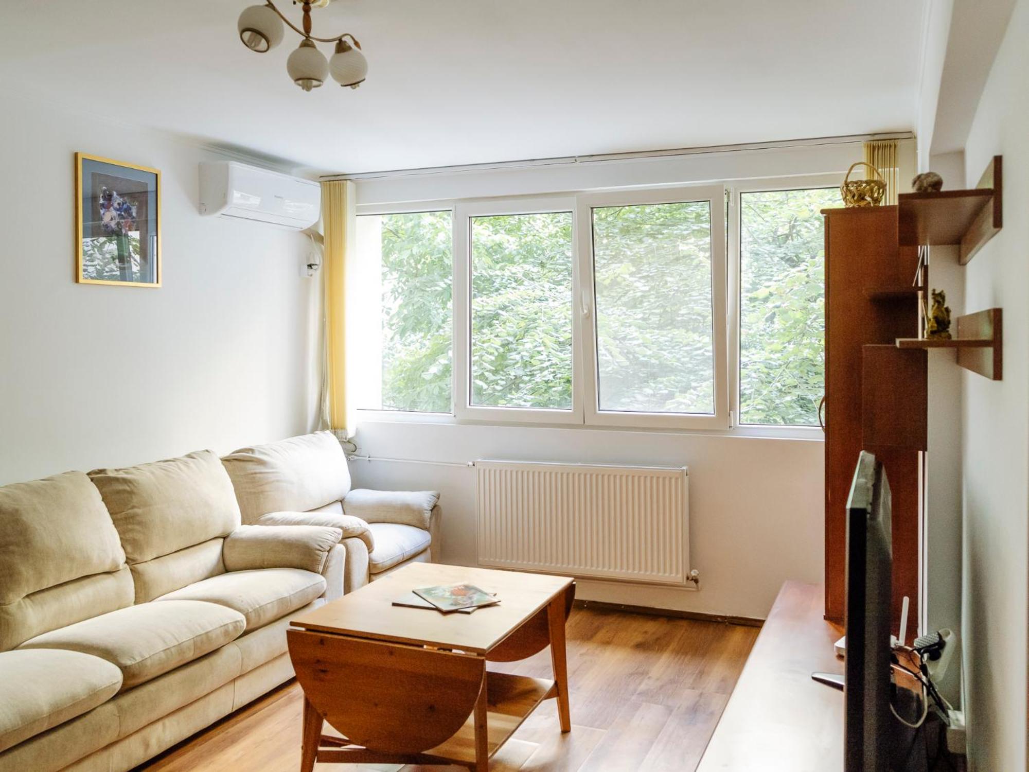 Old Town Historic Apartment with Backyard Mini Park view 2