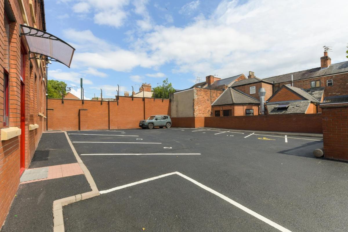 Nottingham City Centre Short Stay Apartments with Parking view 3