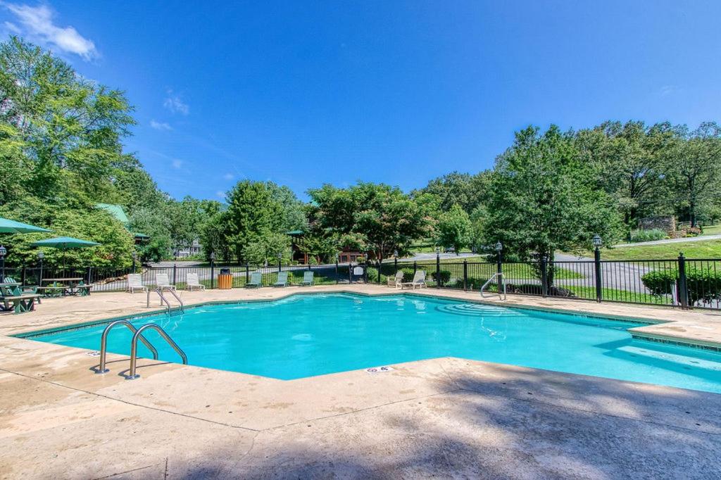 Bear Hugs, Free Tickets, Hot Tub, WIFI!!! view 4