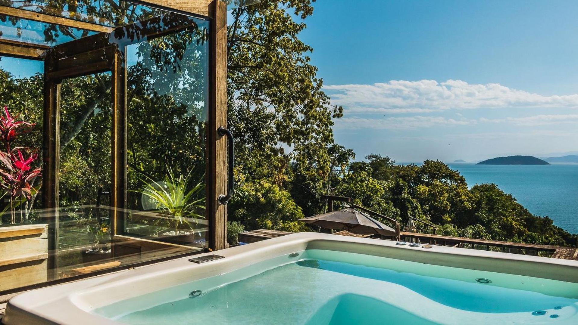 Luxury house with jacuzzi near Porto São Pedro