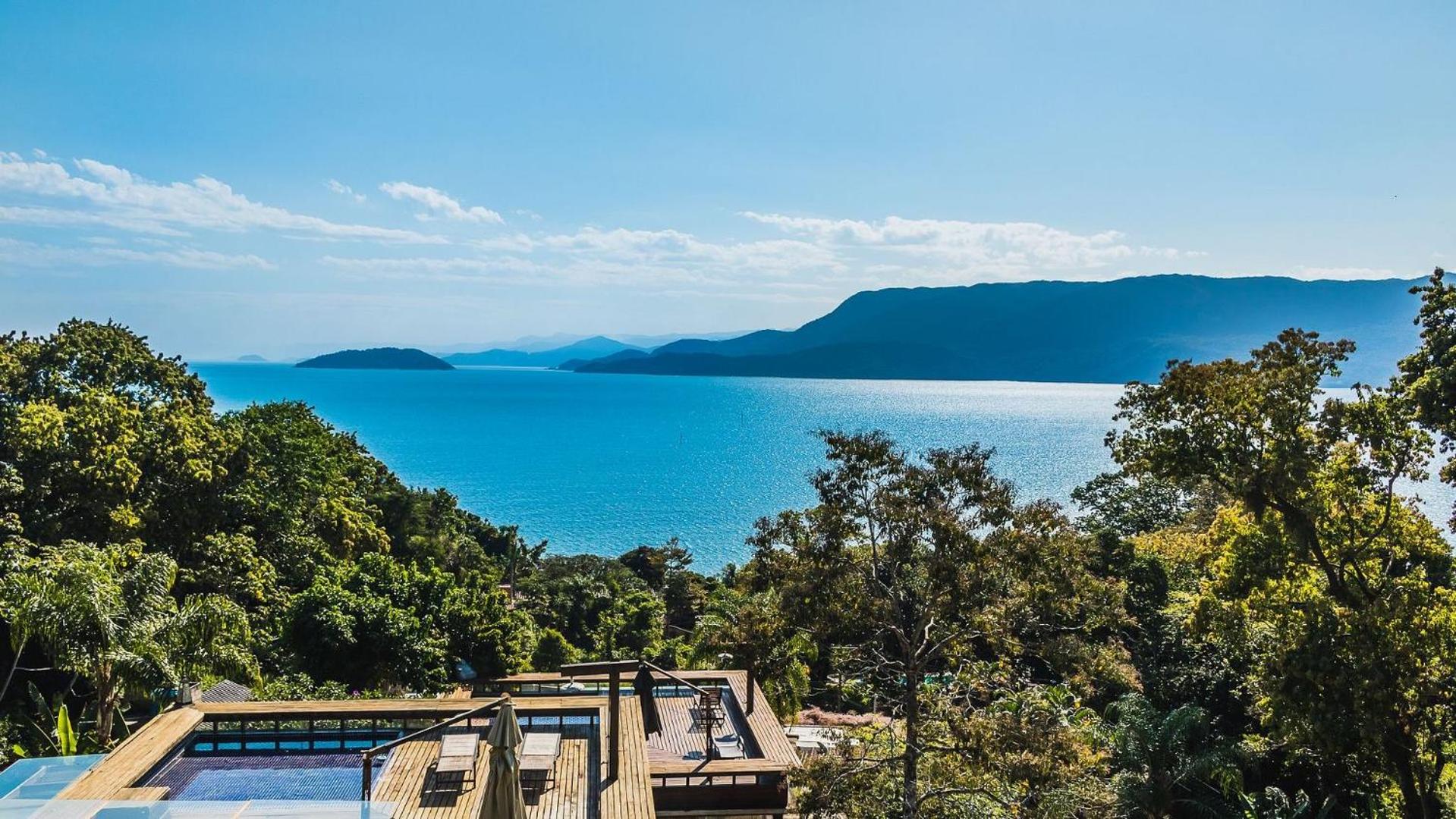 Luxury house with jacuzzi near Porto São Pedro