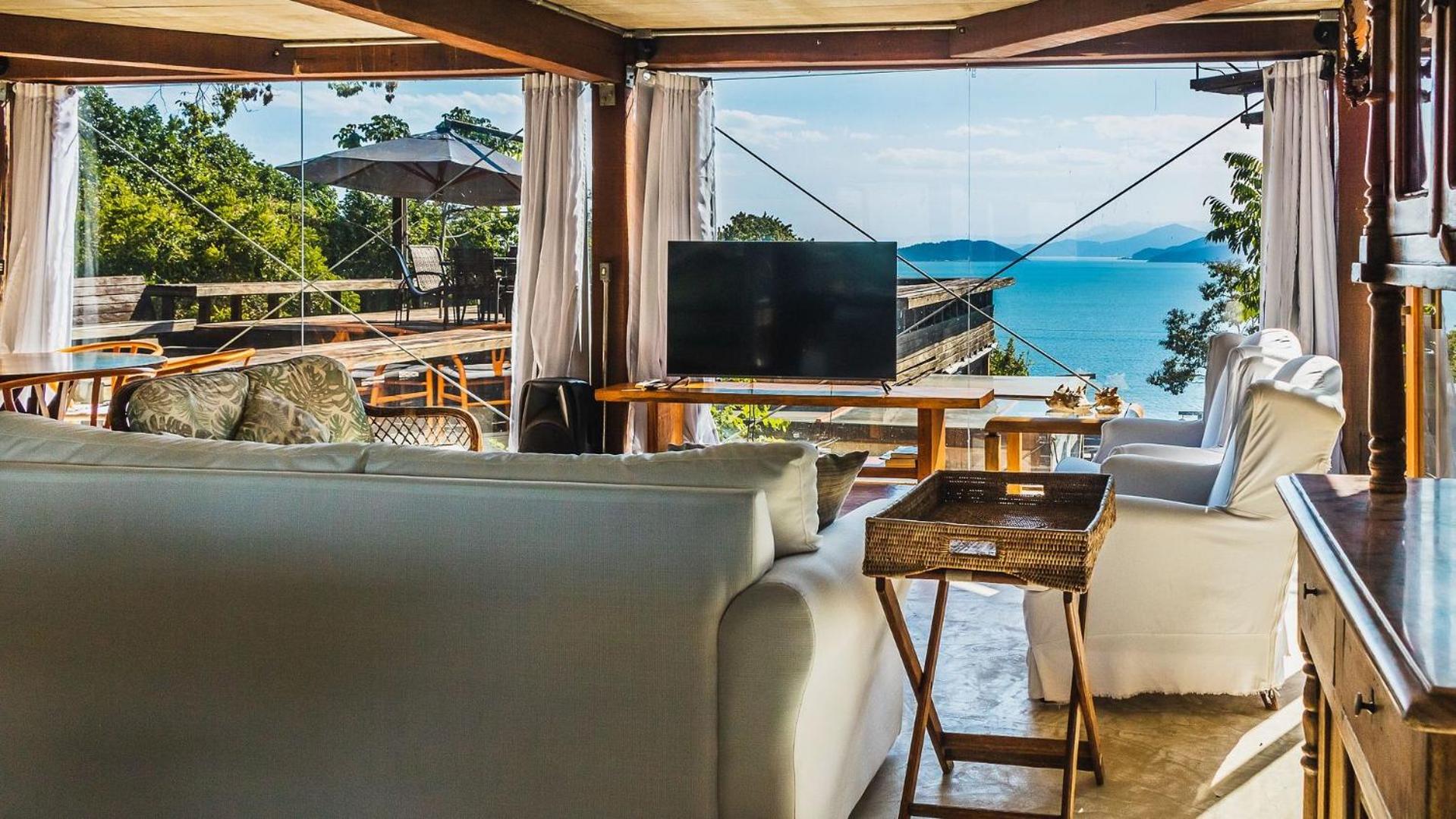 Luxury house with jacuzzi near Porto São Pedro