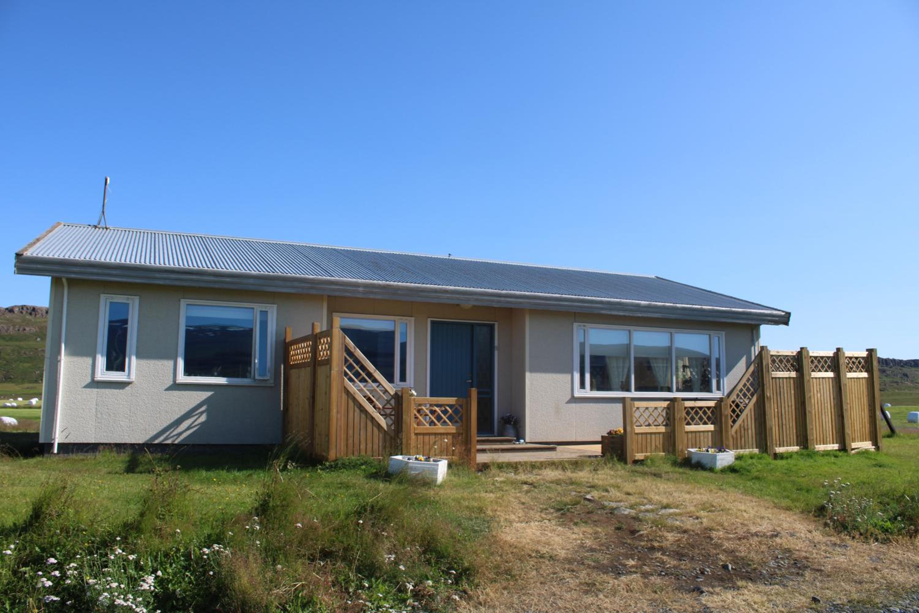 Stóri-Bakki Guesthouse-with hot tub
