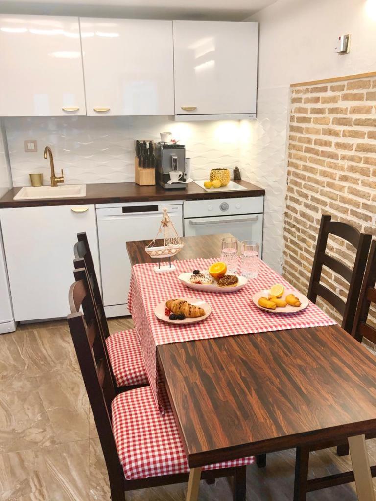 RELAX - Istrian stone house in the heart of the beautiful fishing village Fažana - only few steps from the sea and the wonderful beach - incl Klima with PL view 2