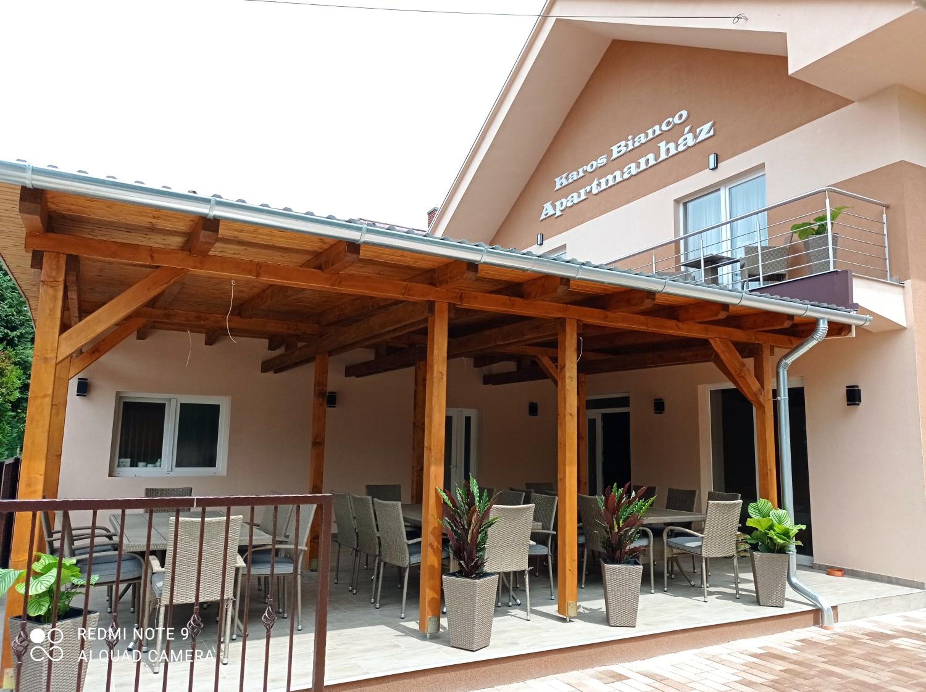 Karos Bianco Apartmanház view 2