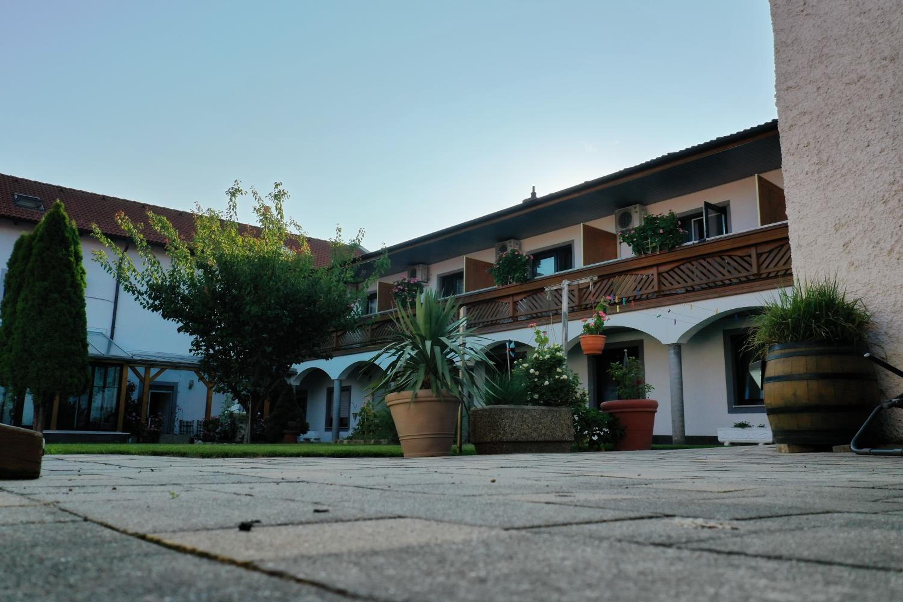 Gästehaus und Weinbau Zur Wiederkehr Strudler