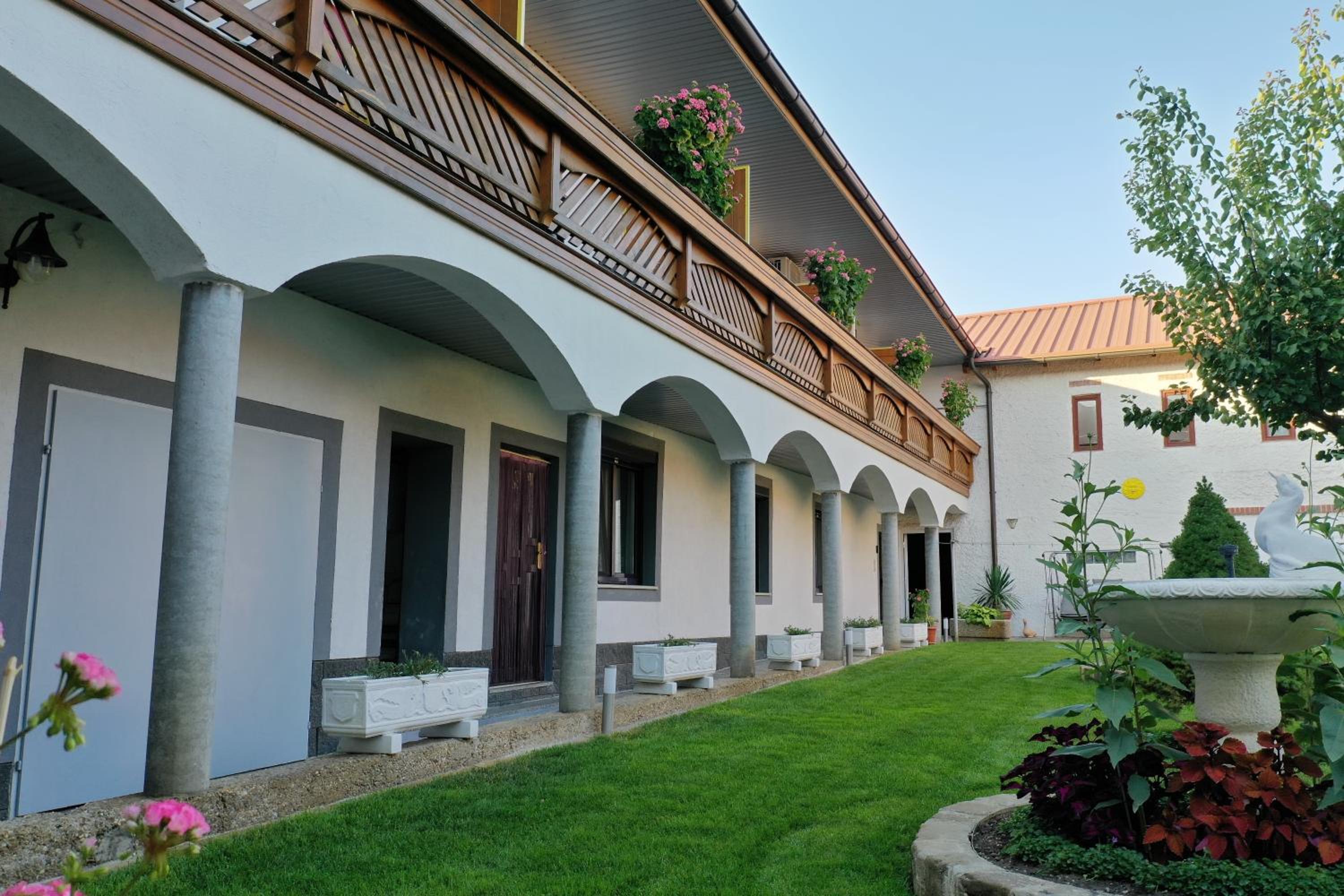 Gästehaus und Weinbau Zur Wiederkehr Strudler