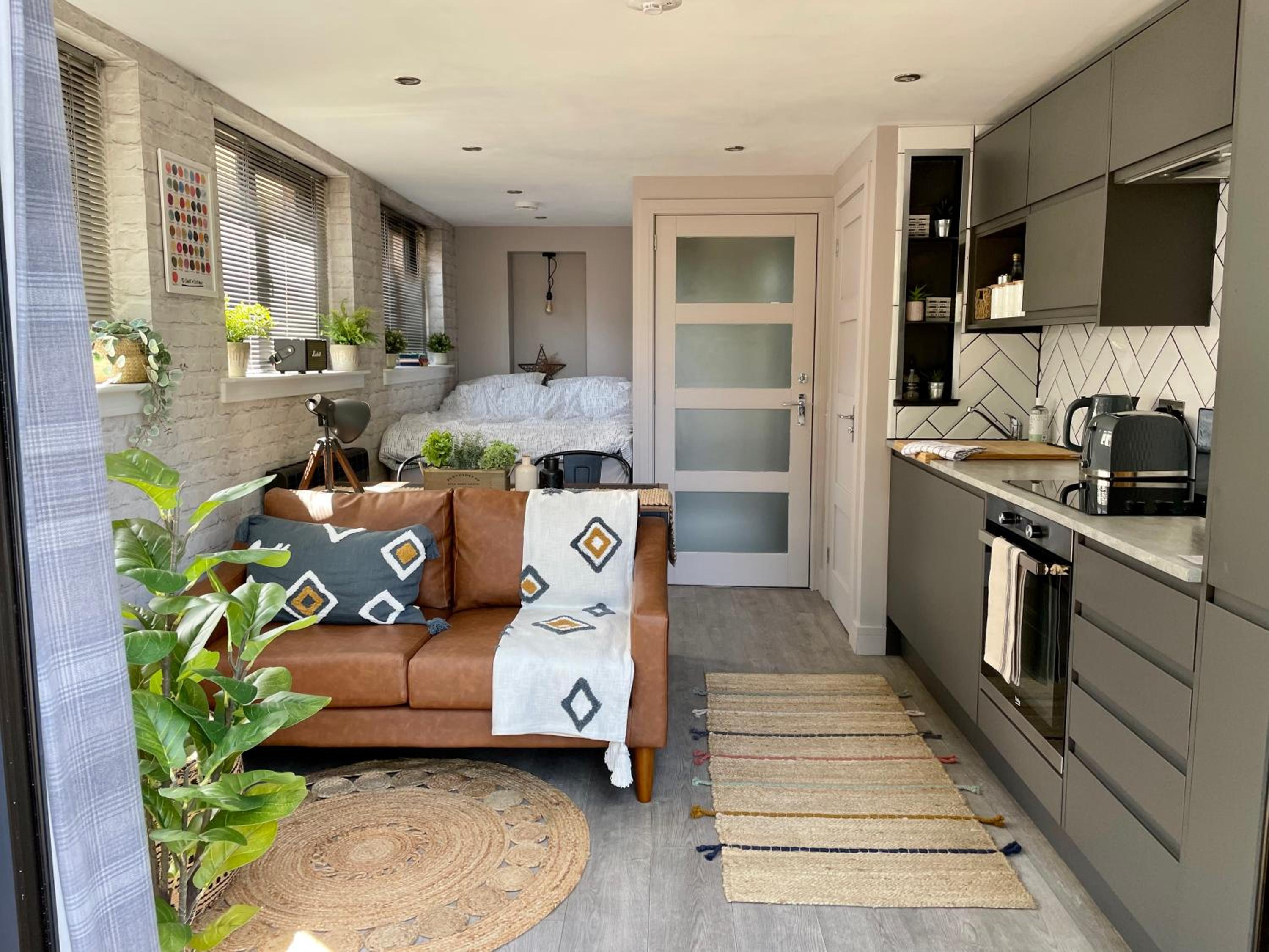 Stylish, central studio with kitchen & large deck view 3