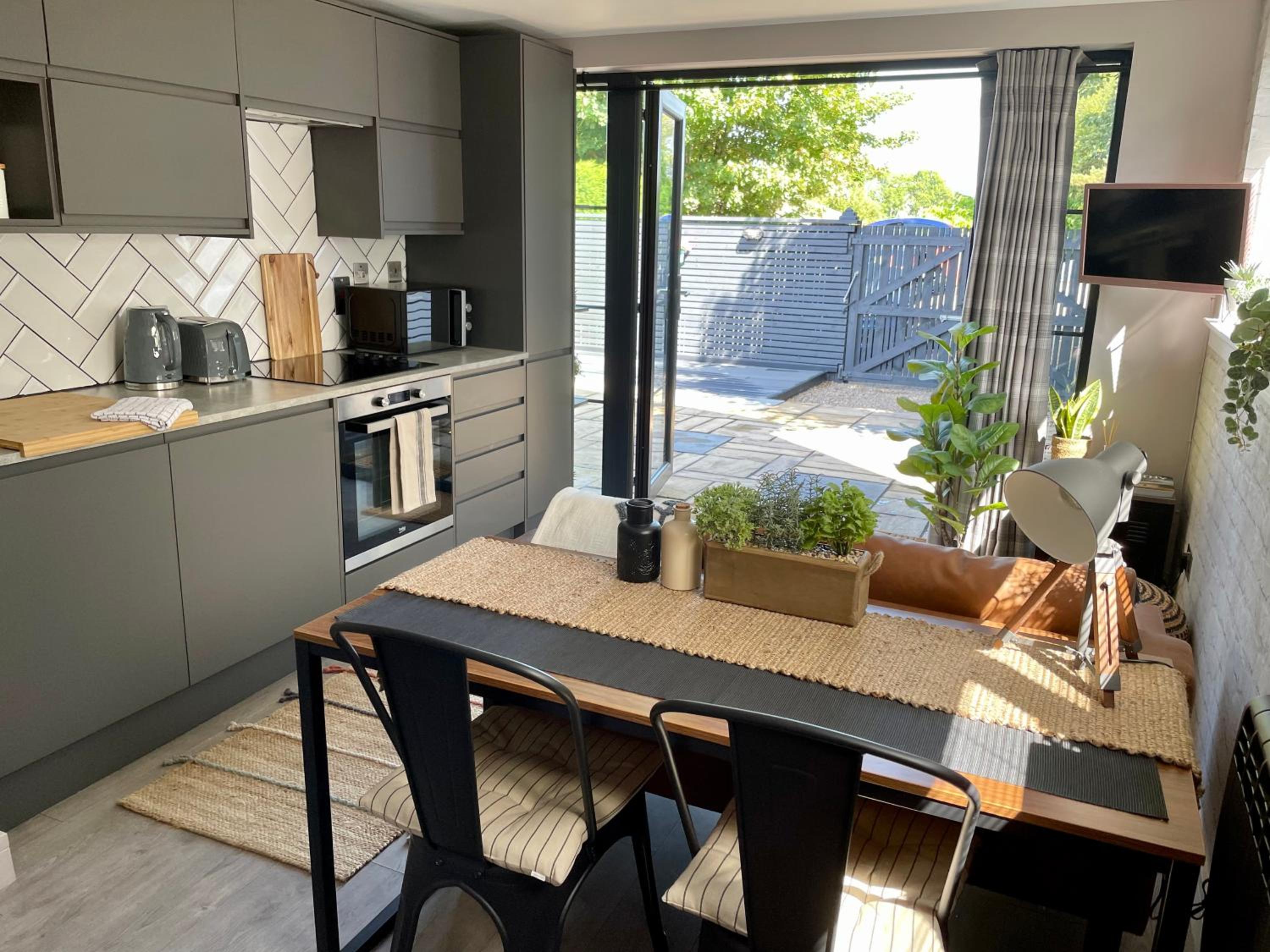 Stylish, central studio with kitchen & large deck view 4