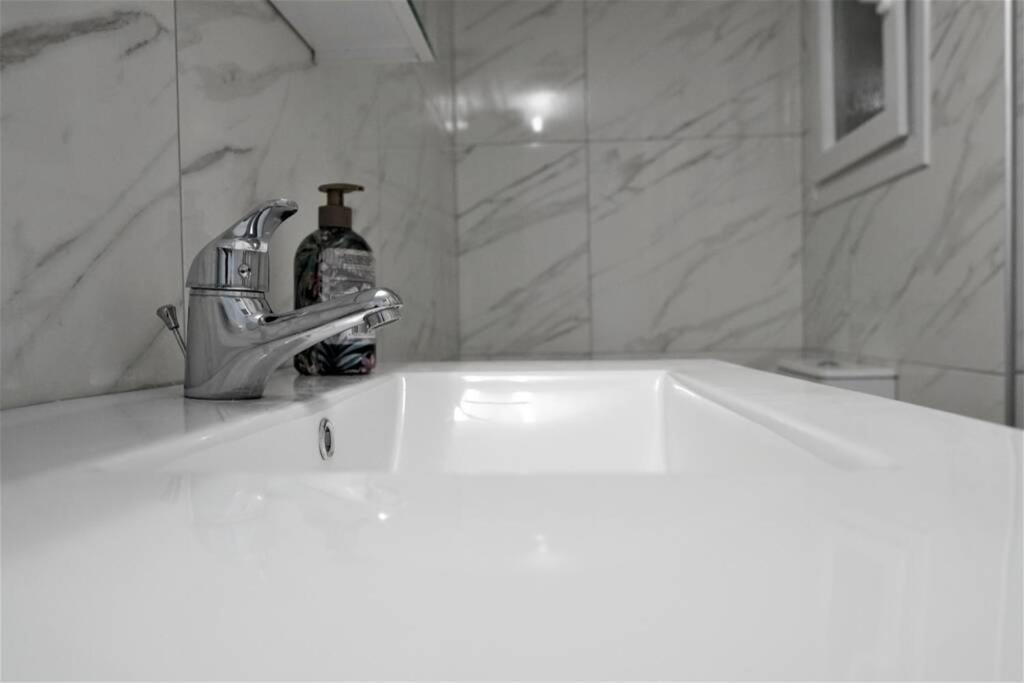 Athens Central 3BD Apartment next to Metro Luxury