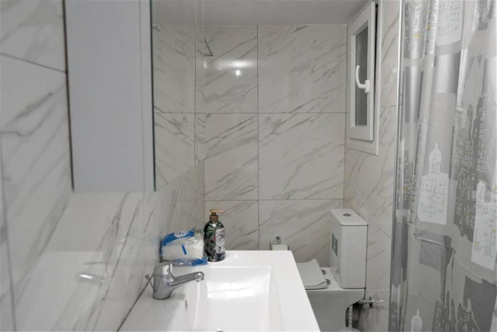 Athens Central 3BD Apartment next to Metro Luxury
