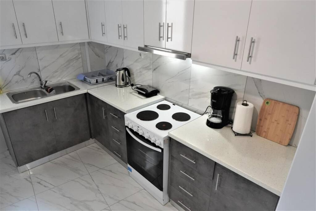 Athens Central 3BD Apartment next to Metro Luxury